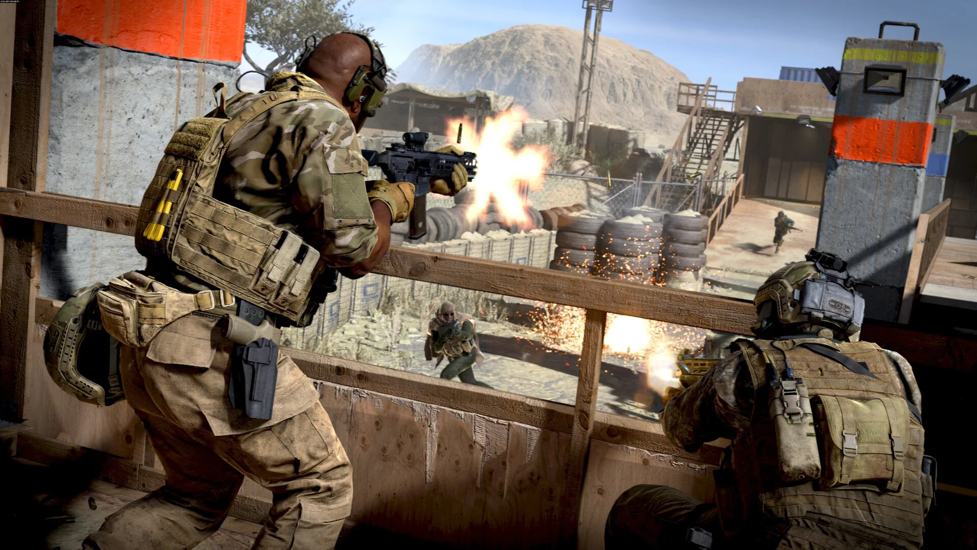Солдаты ведут перестрелку на военной базе в игре Call of Duty: Modern Warfare.
