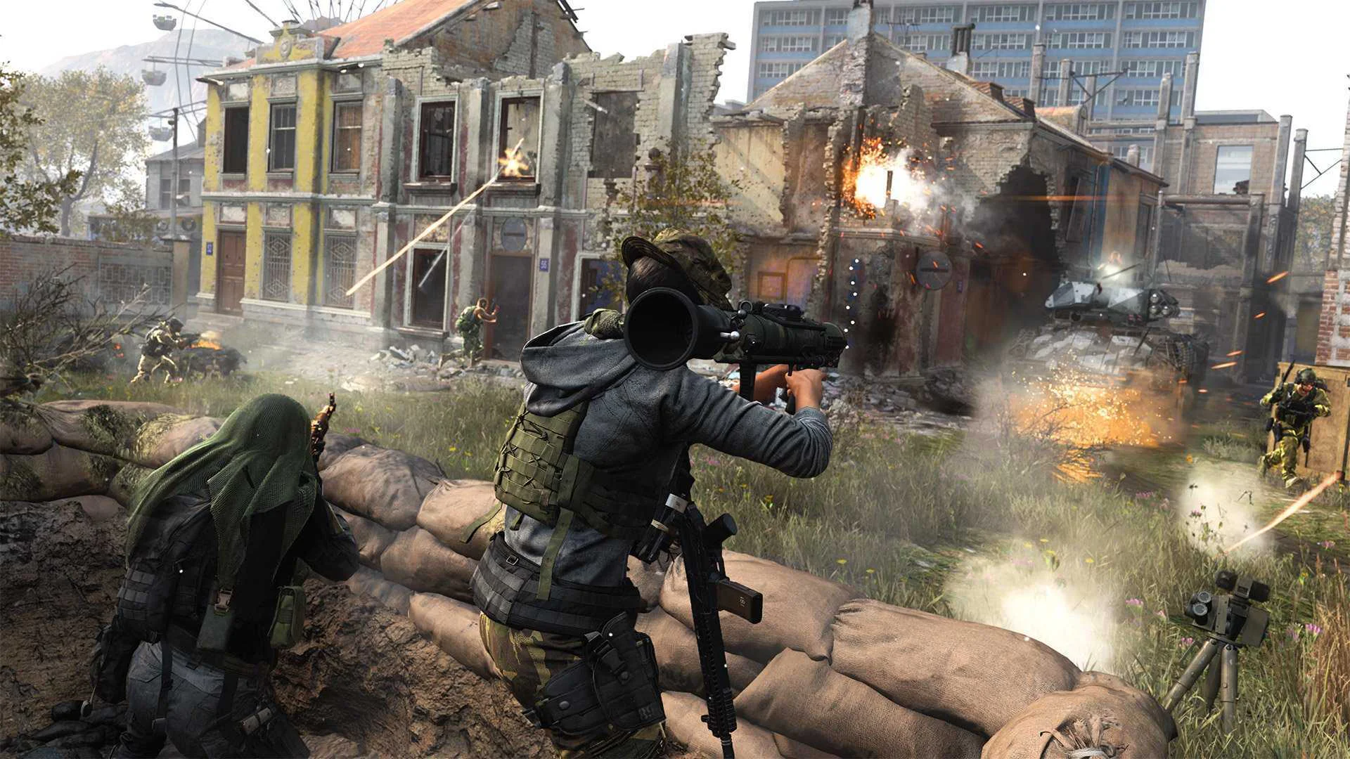 Солдаты ведут ожесточенный бой в разрушенном городе в игре Call of Duty: Modern Warfare, один из них целится из гранатомета.