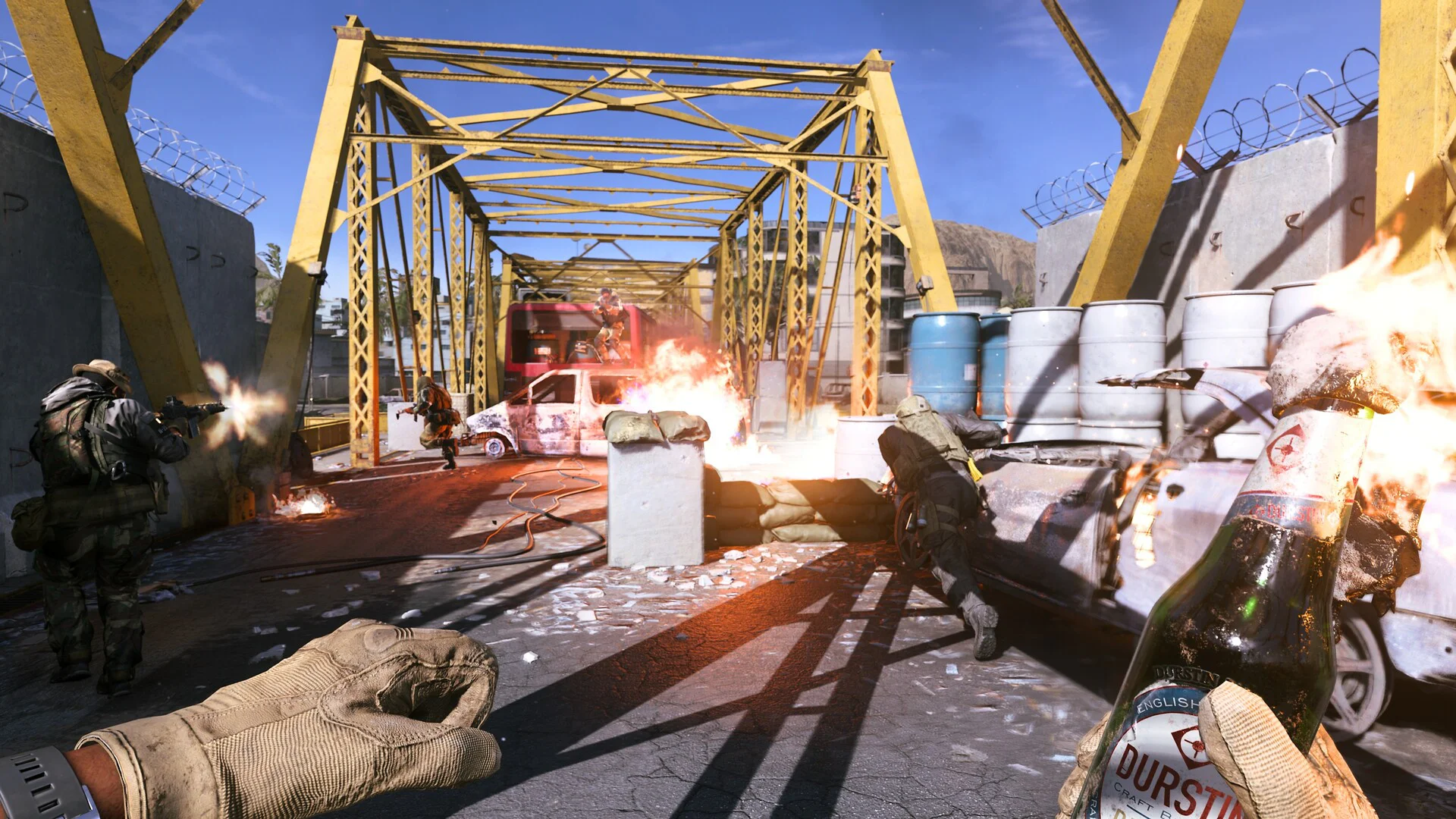 Солдаты ведут бой на мосту в игре Call of Duty: Modern Warfare, один из них готовится бросить коктейль Молотова.