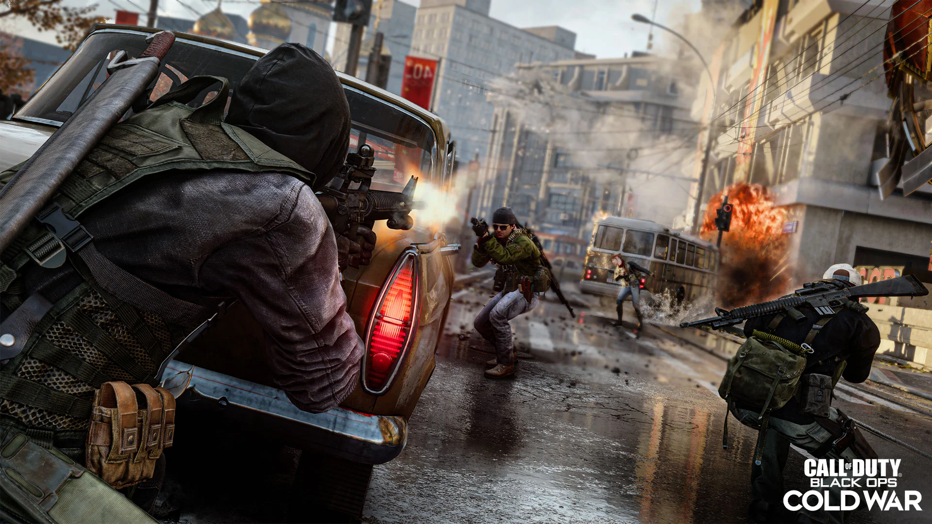 Солдат с винтовкой ведет уличный бой в городской среде в игре Call of Duty Black Ops Cold War.
