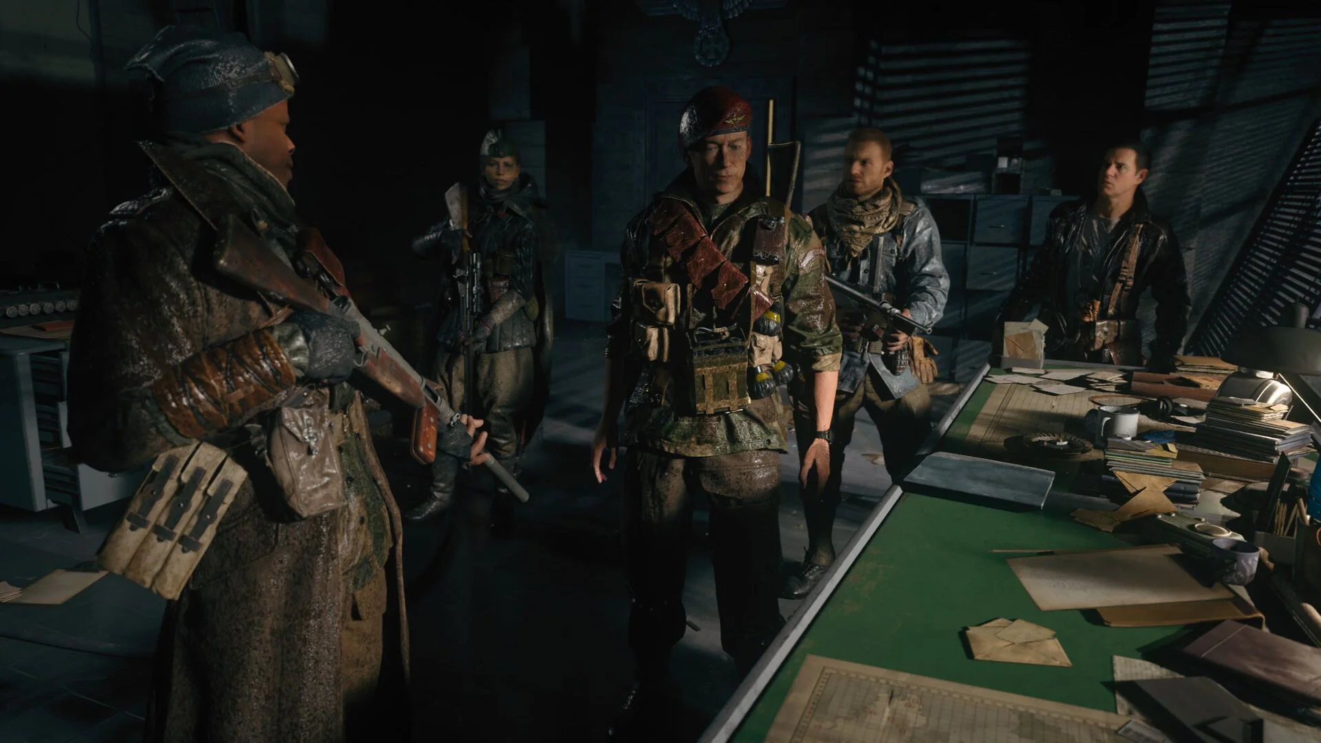 Группа солдат обсуждает стратегию в комнате управления в игре Call of Duty Vanguard.