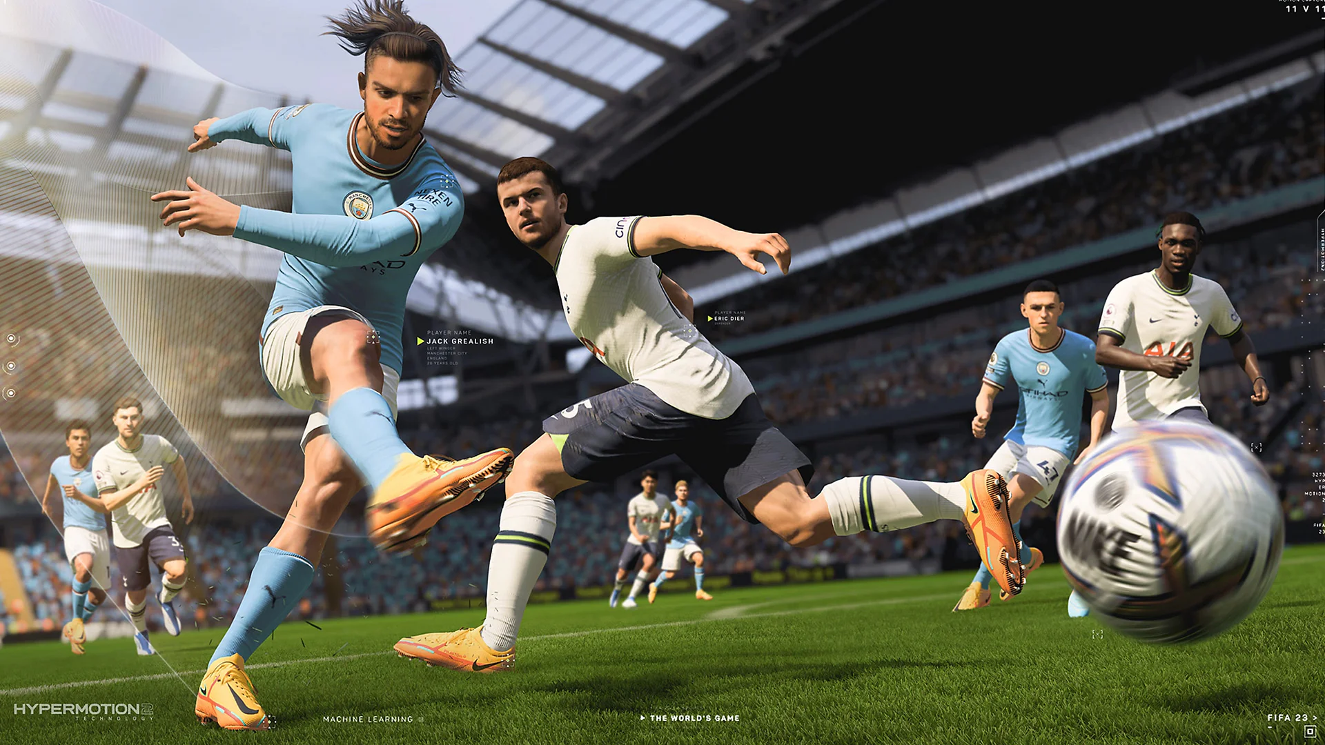 Изображение сцены из игры FIFA 23, где игрок Манчестер Сити, Джек Грилиш, атакует игрока Тоттенхэма, Эрика Дайера, на футбольном поле.