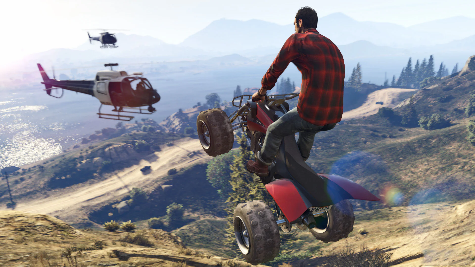 Сцена с персонажем на квадроцикле, преследуемым вертолетами в игре Grand Theft Auto V.