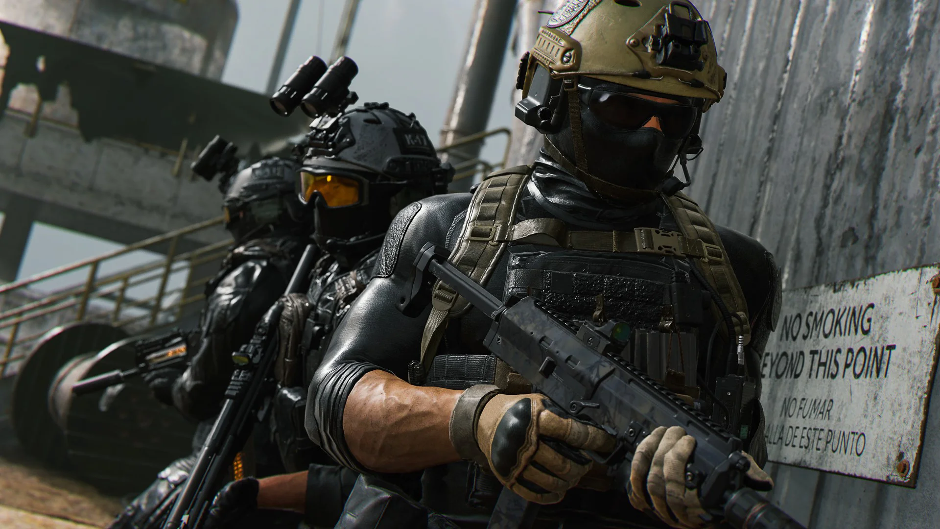 Солдаты в тактическом снаряжении готовятся к миссии в игре Call of Duty: Modern Warfare.