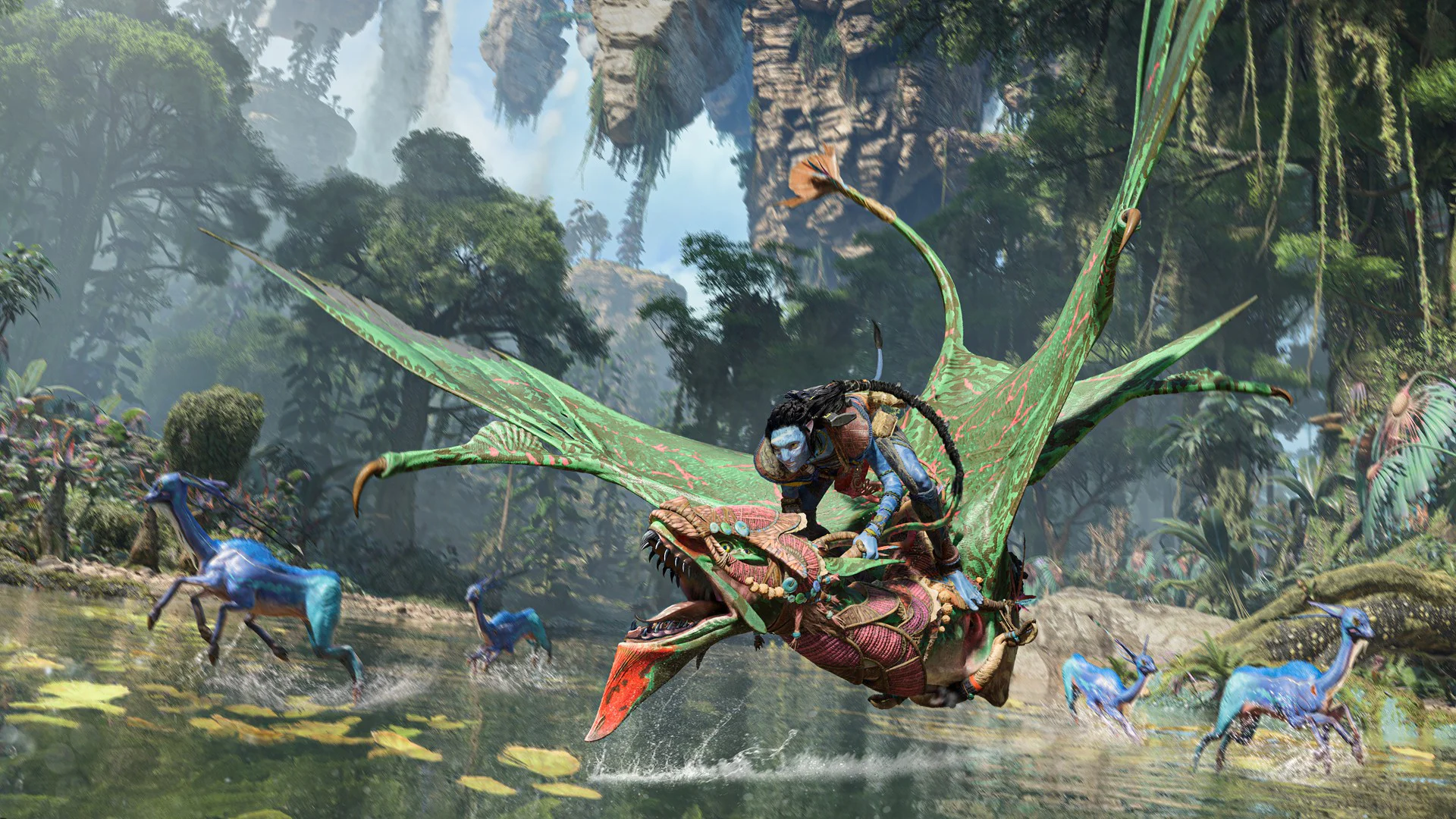 Сцена из игры Avatar: Frontiers of Pandora, где персонаж летит на огромном крылатом существе над водоемом с бегущими синими животными на фоне густого леса.