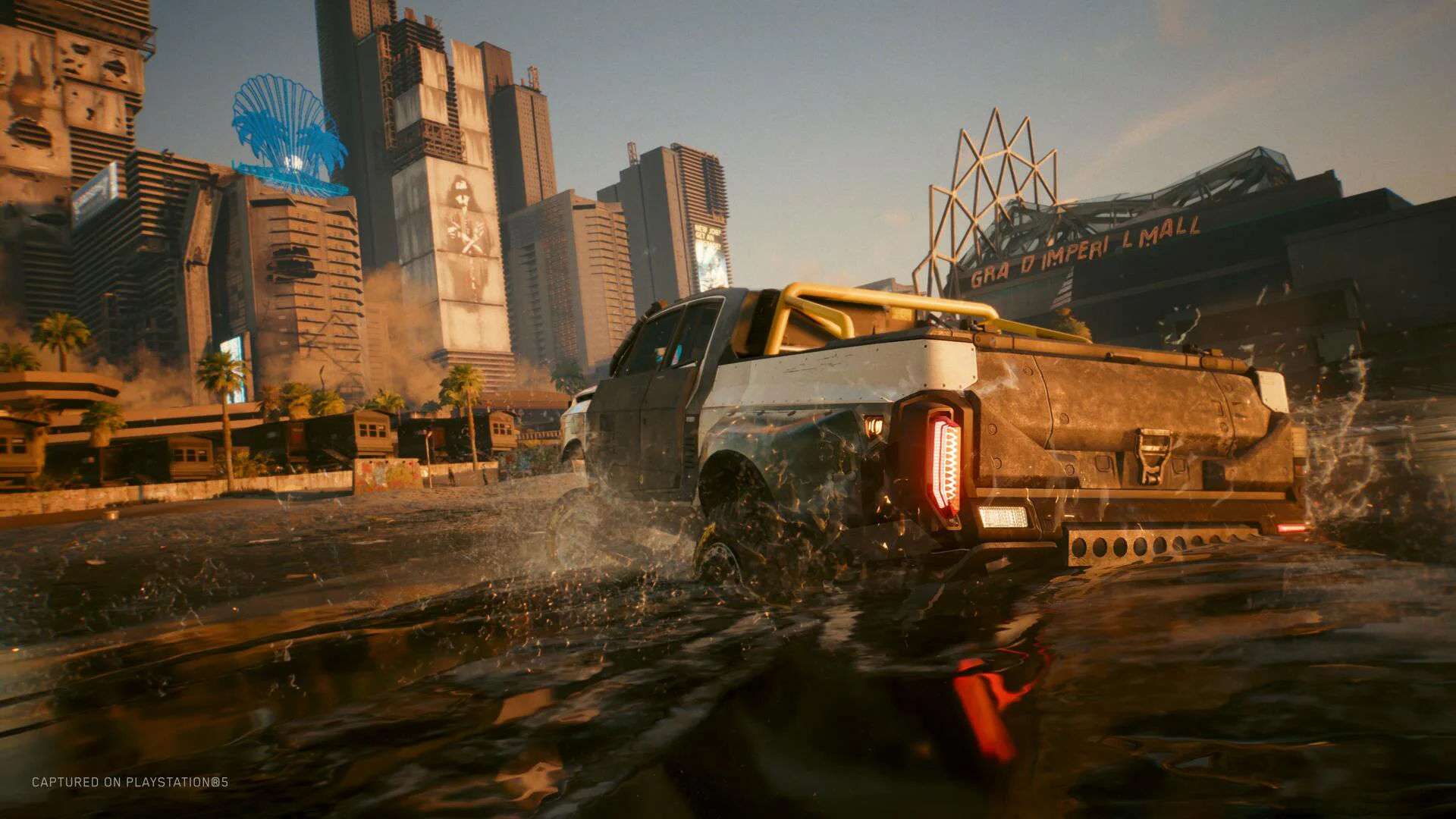 Автомобиль едет по воде на фоне футуристического города в игре Cyberpunk 2077.