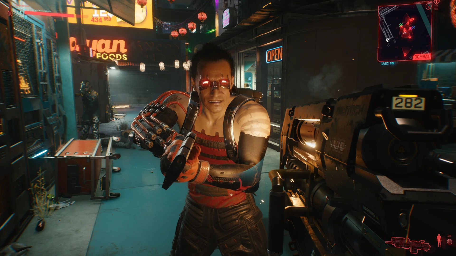 Сцена сражения с врагом с кибернетическими имплантами в игре Cyberpunk 2077.