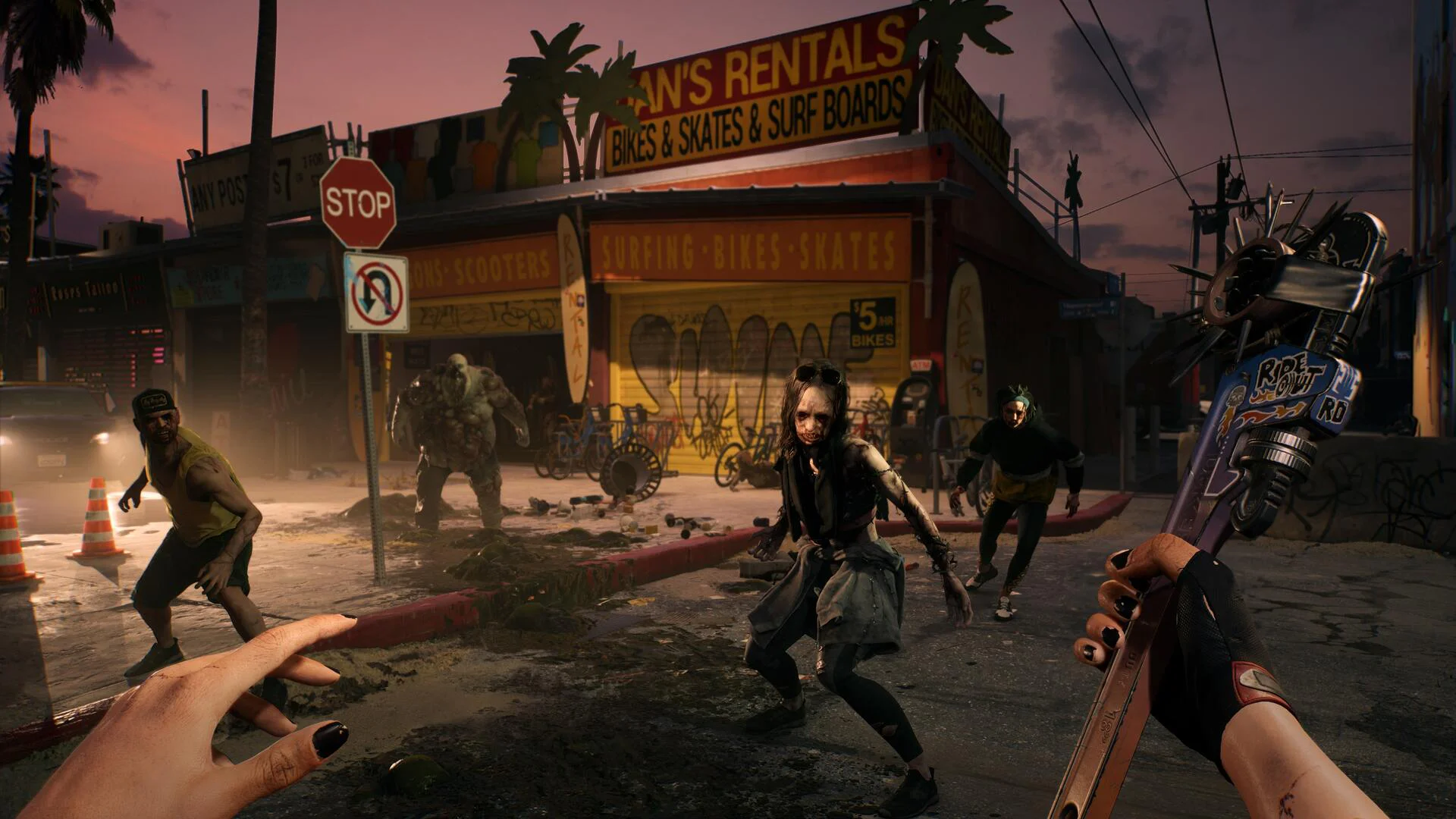 Зомби сражается с героем в игре Dead Island 2, используя электрическое оружие.
