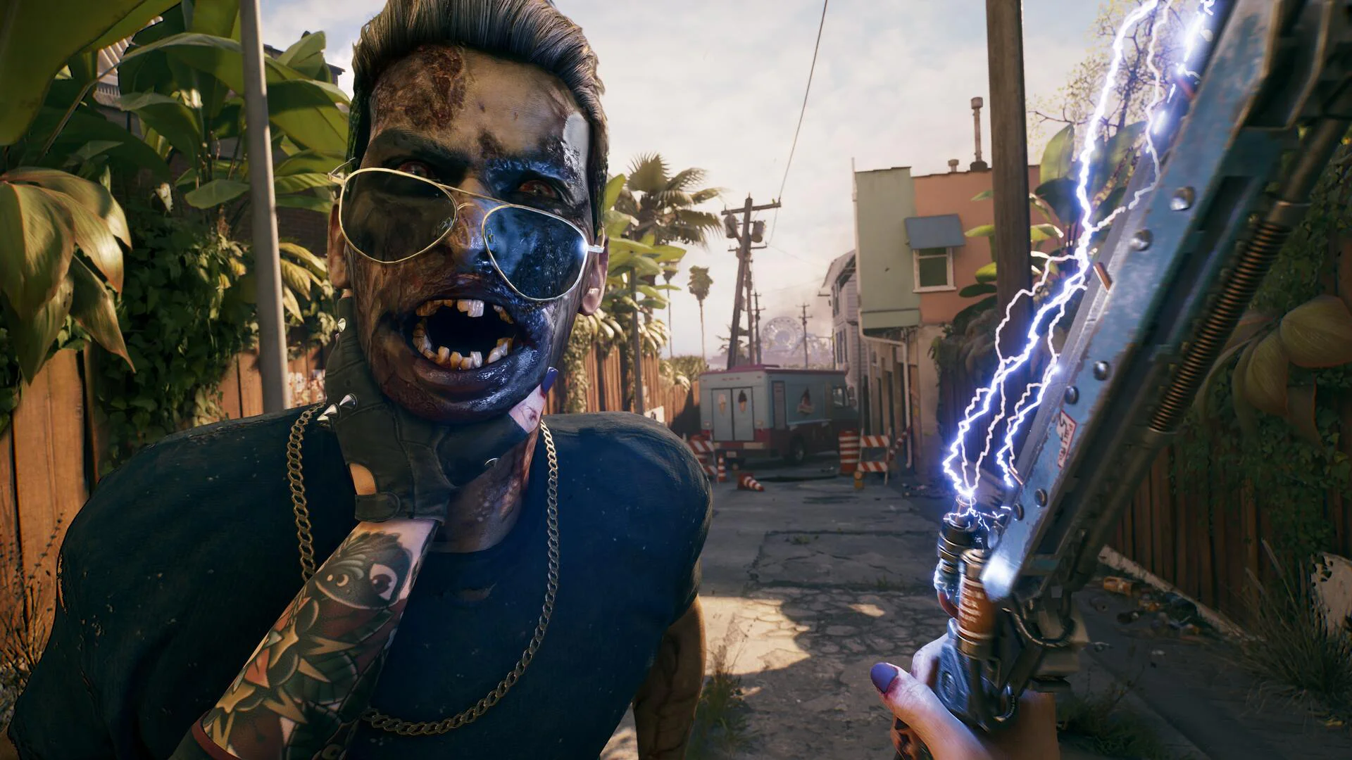 Изображение зомби с электрифицированным оружием в игре Dead Island 2 на улице с растительностью и домами