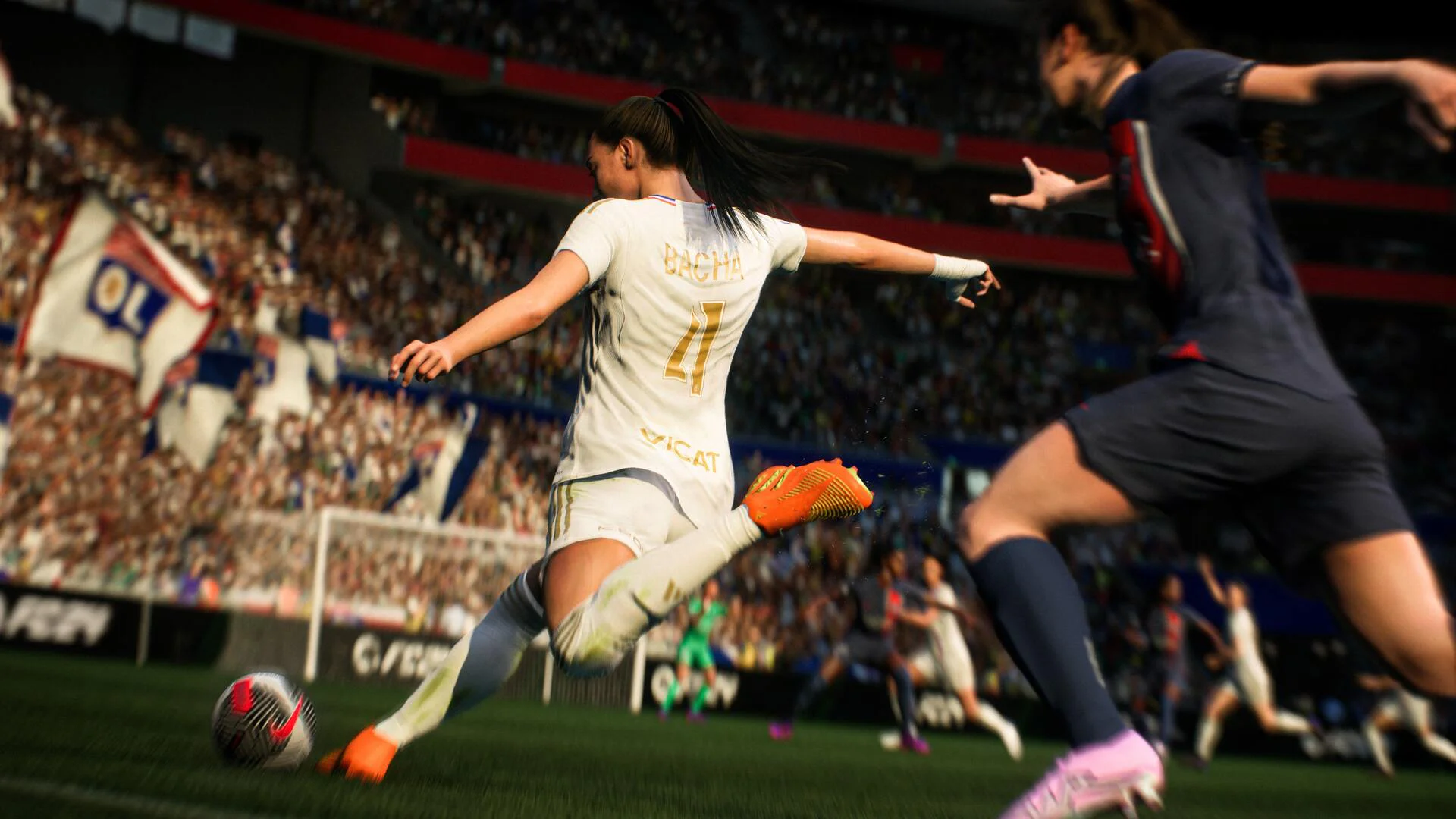 Женщина-футболистка бьет по мячу в игре EA SPORTS FC 24