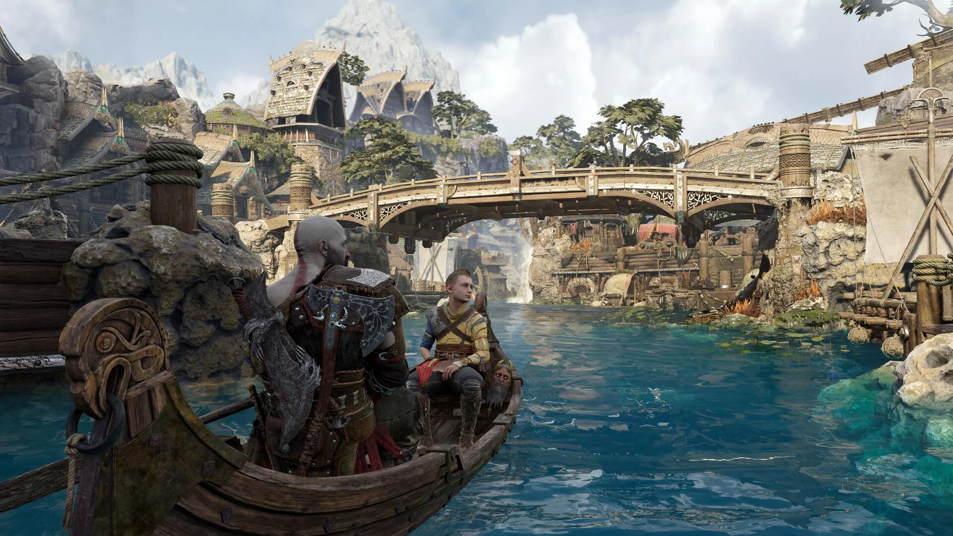 Кратос и Атрей в лодке на реке в игре God of War Ragnarok