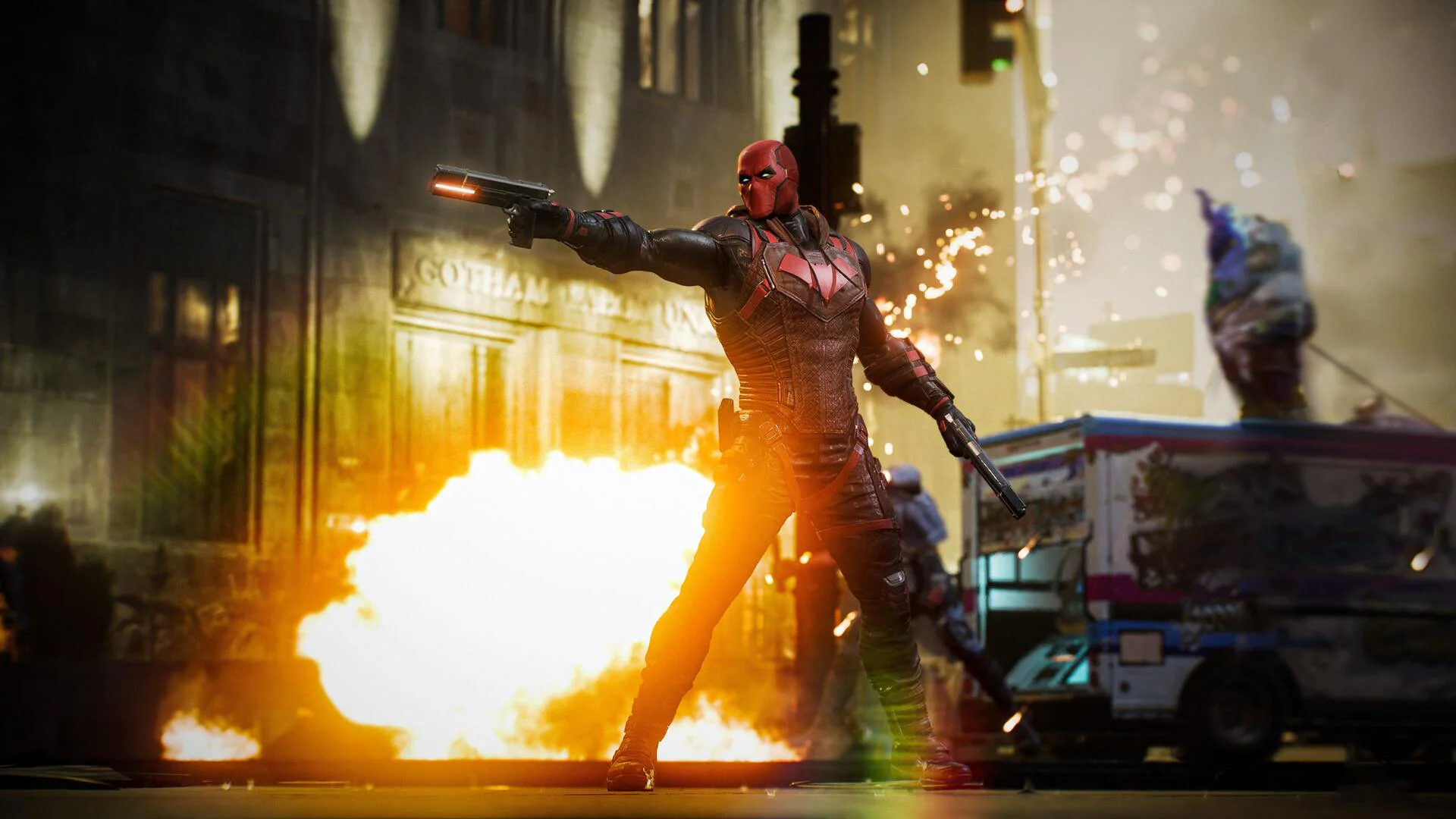 Красный Колпак с пистолетами на фоне взрыва в игре Gotham Knights.
