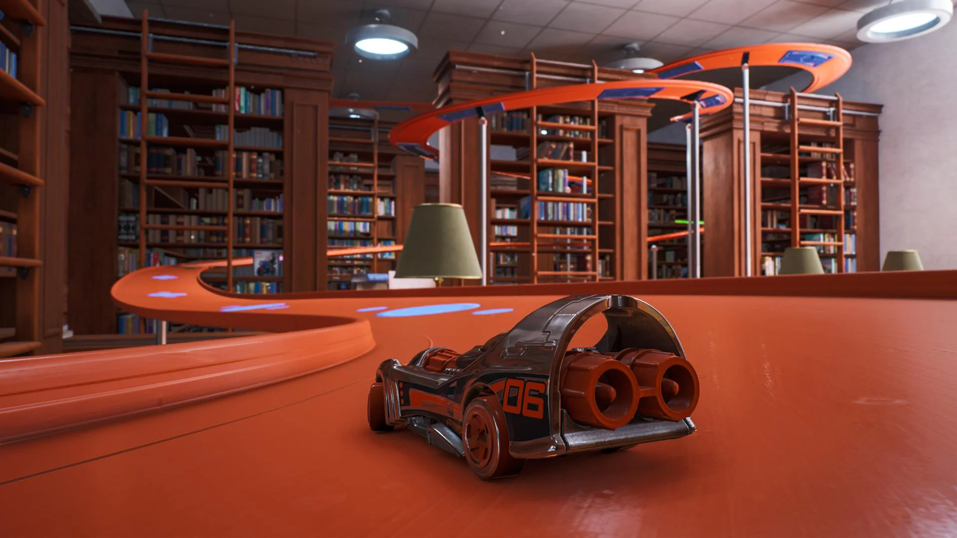 Гоночная машинка на треке в библиотеке в игре Hot Wheels Unleashed для PS4 и PS5.