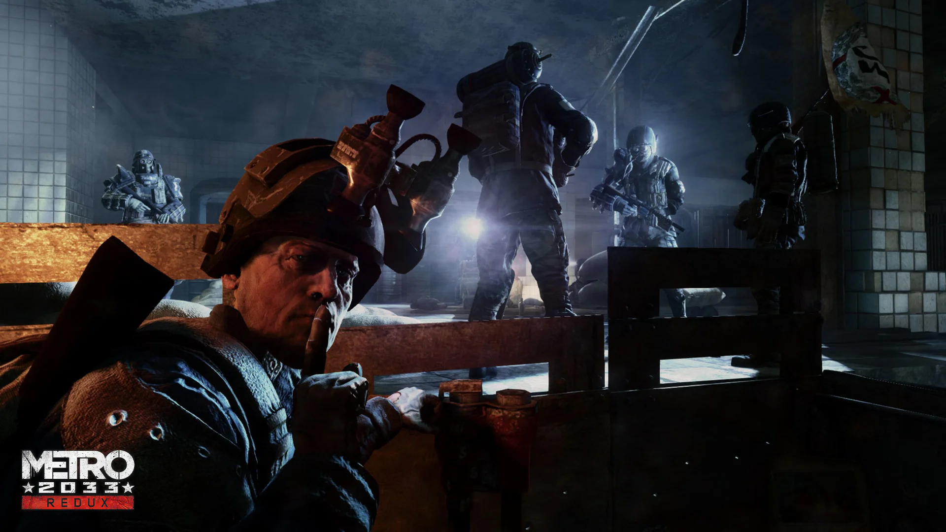 Персонаж прячется от врагов в подземной базе в игре Metro 2033 Redux, держа палец на губах, сигнализируя тишину