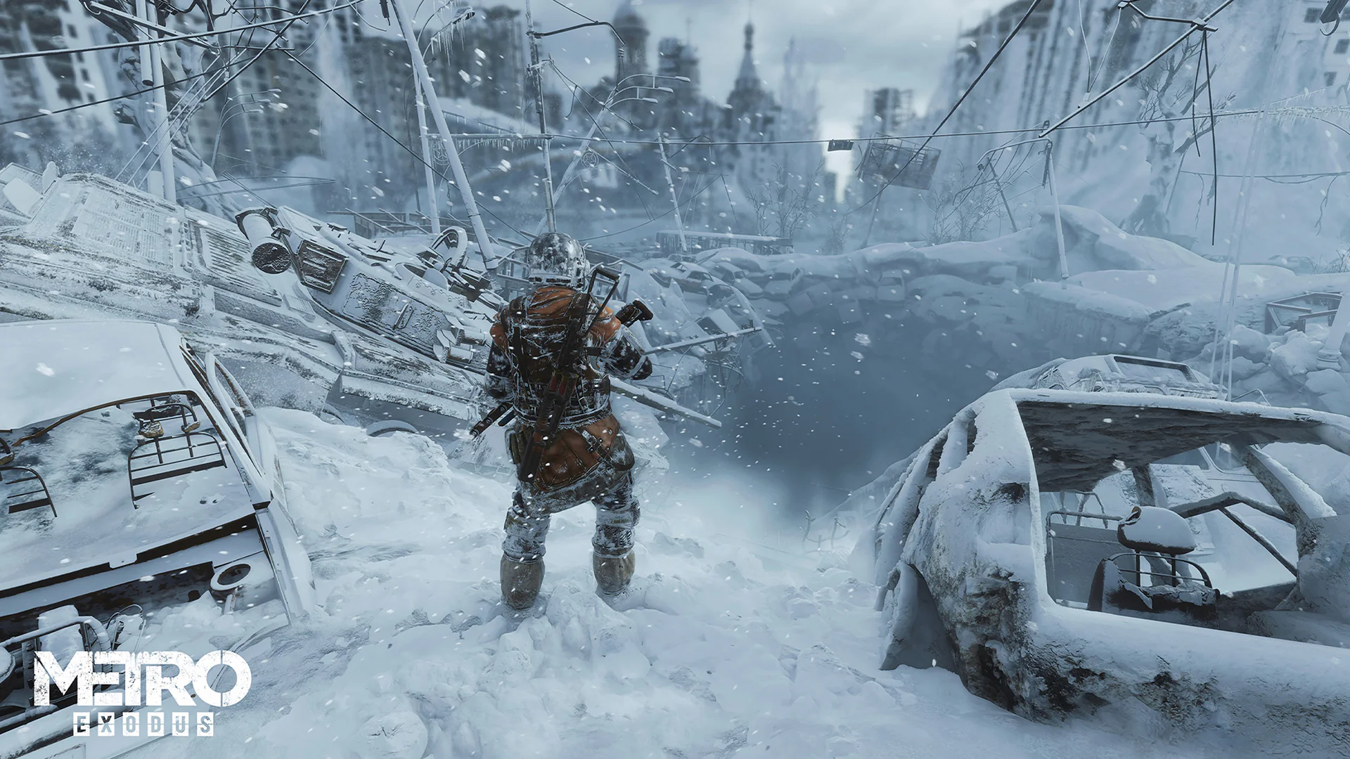Персонаж игры Metro Exodus стоит на заснеженных руинах разрушенного города, держа оружие на фоне зимнего пейзажа