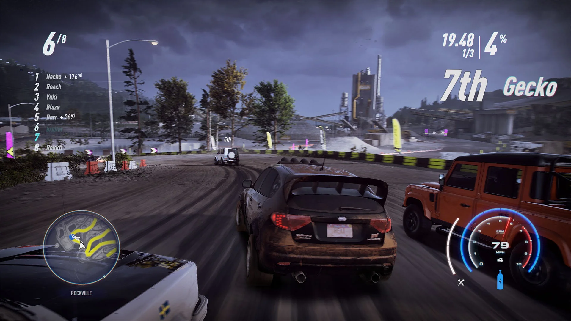Гонки в игре Need for Speed Heat, вид сзади автомобилей на трассе ночью