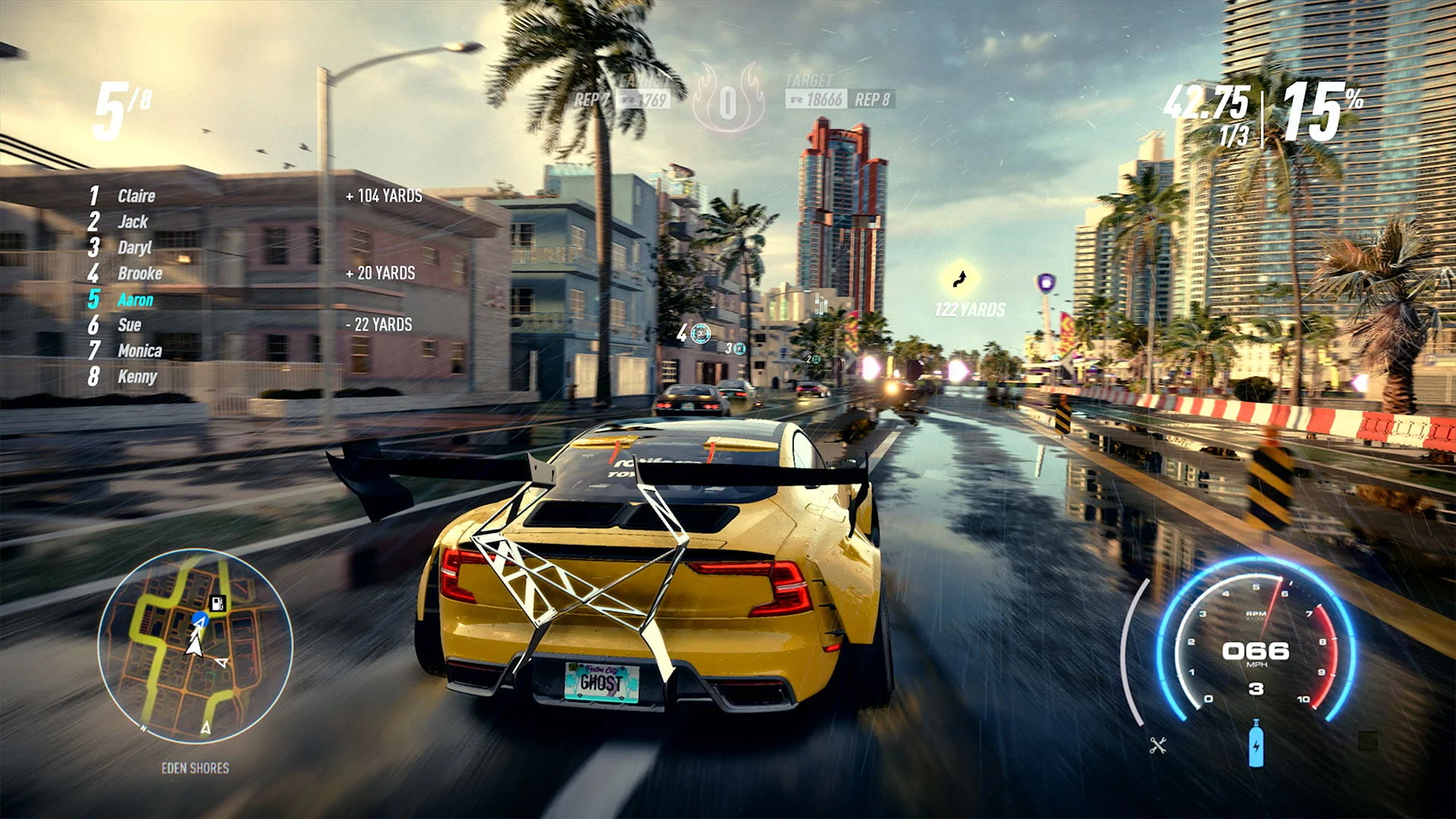 Скриншот из игры Need for Speed Heat, показывающий желтый спортивный автомобиль на мокрой городской трассе с небоскребами