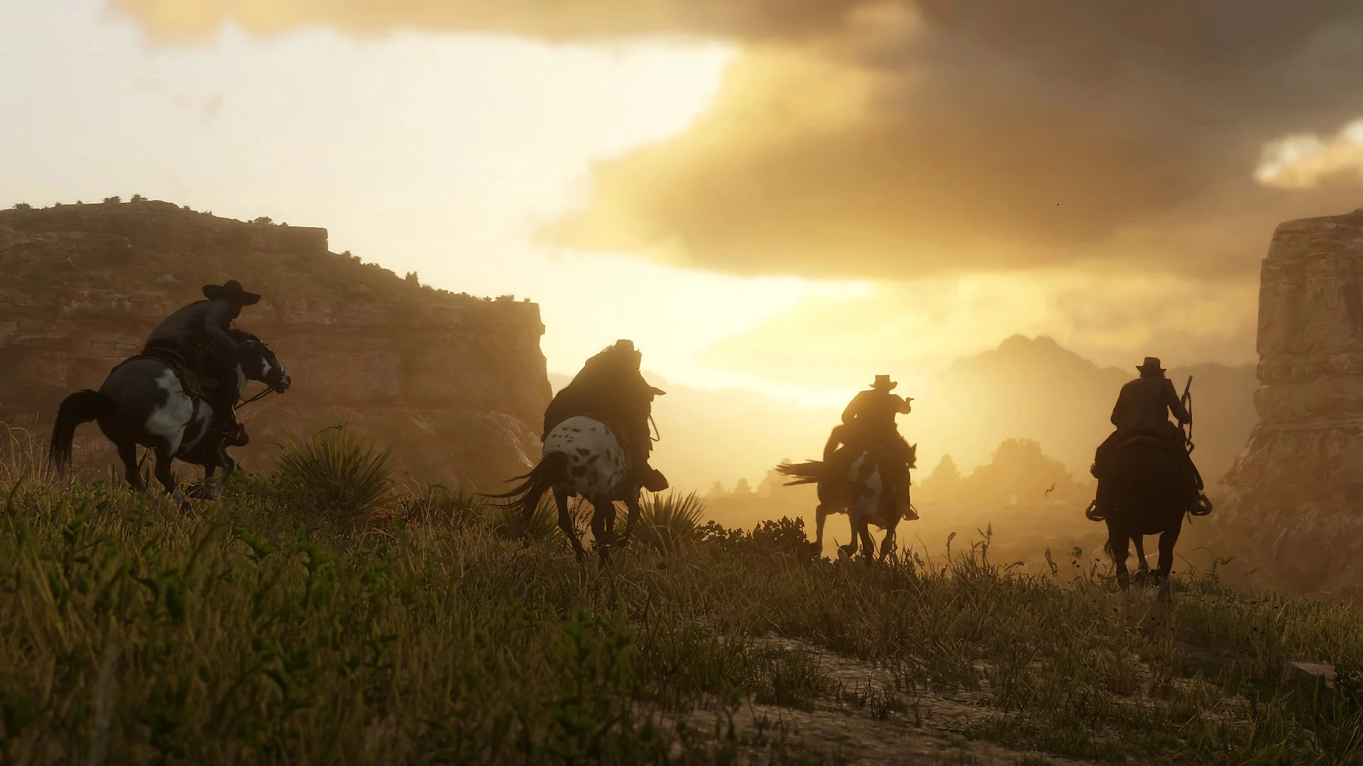 Всадники на лошадях едут по открытому полю на закате в игре Red Dead Redemption 2.