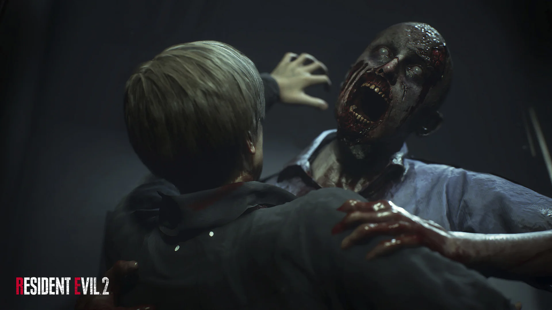 Леон С. Кеннеди сражается с зомби вблизи в игре Resident Evil 2.