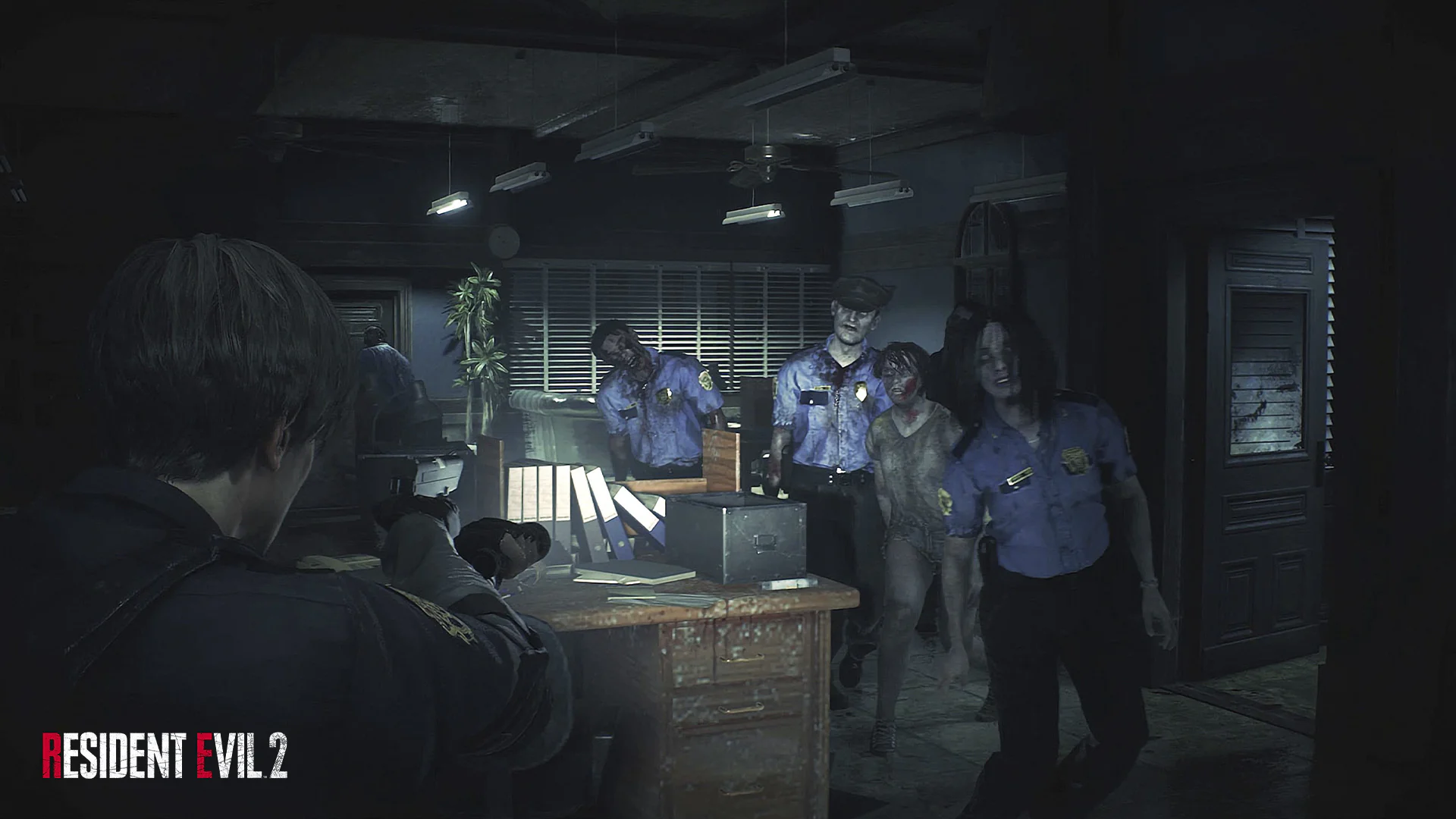 Леон С. Кеннеди сражается с зомби в полицейском участке в игре Resident Evil 2.