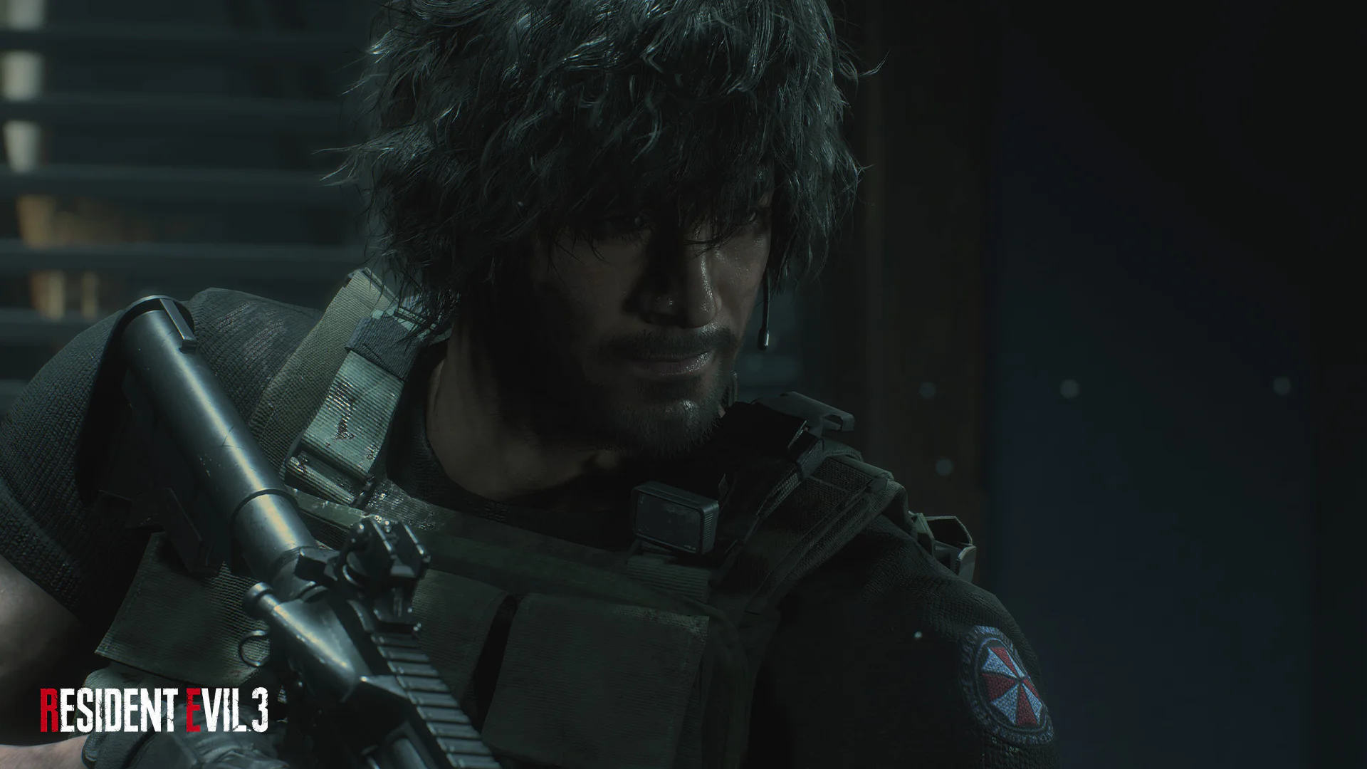 Персонаж Карлос Оливейра из игры Resident Evil 3 держит оружие и смотрит в сторону