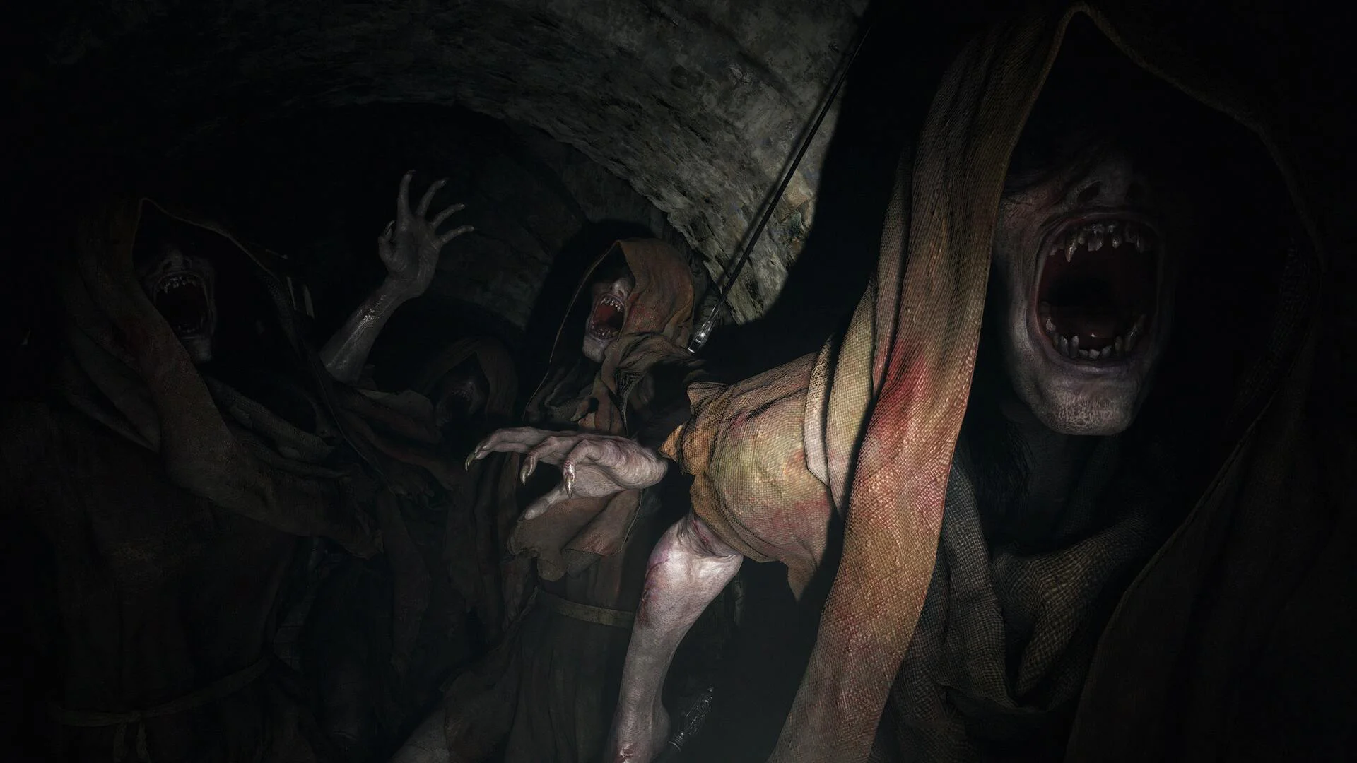 Ужасающие существа в капюшонах в темных подземельях игры Resident Evil Village.