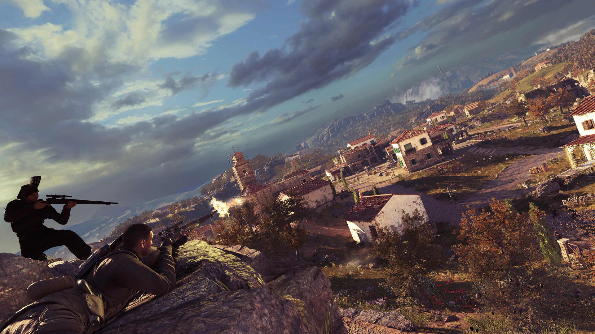 Два снайпера на холме ведут огонь по врагам в деревне, сцена из игры Sniper Elite 4.