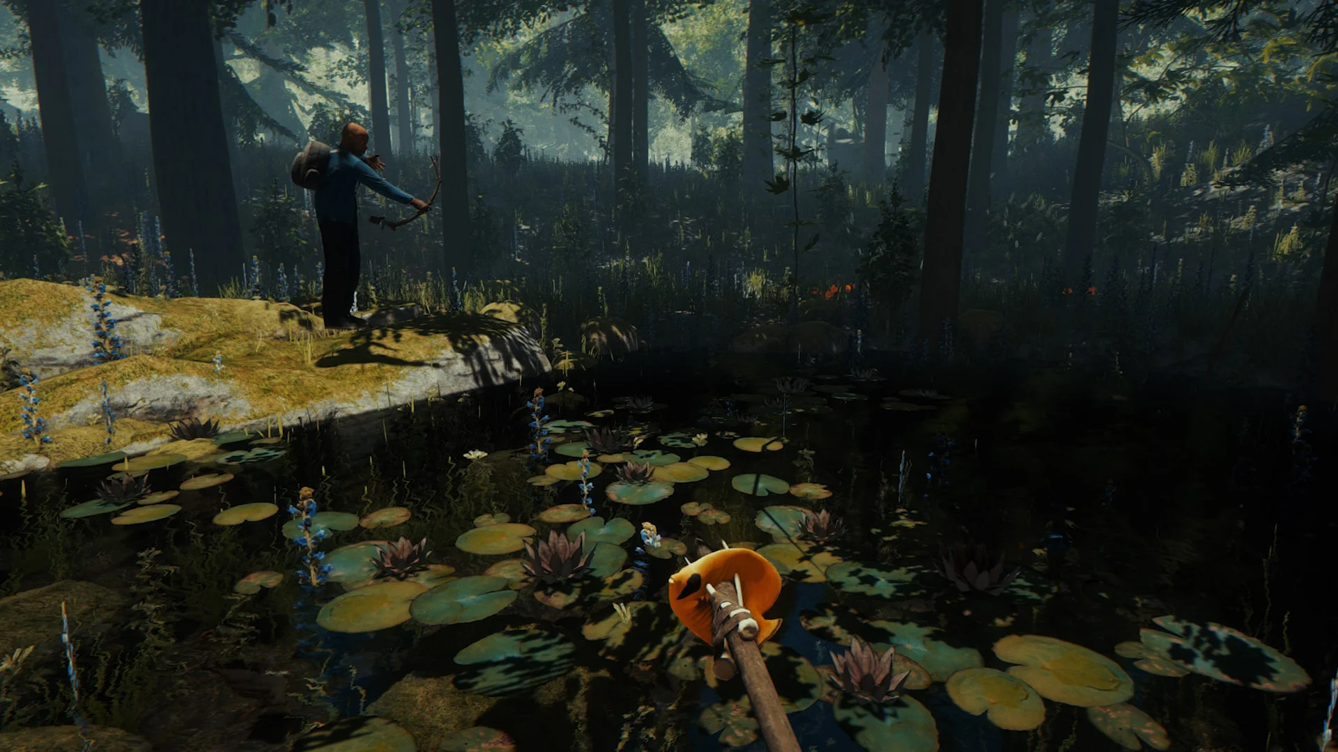 Персонаж стоит на берегу лесного озера, держа в руках лук, сцена из игры The Forest.