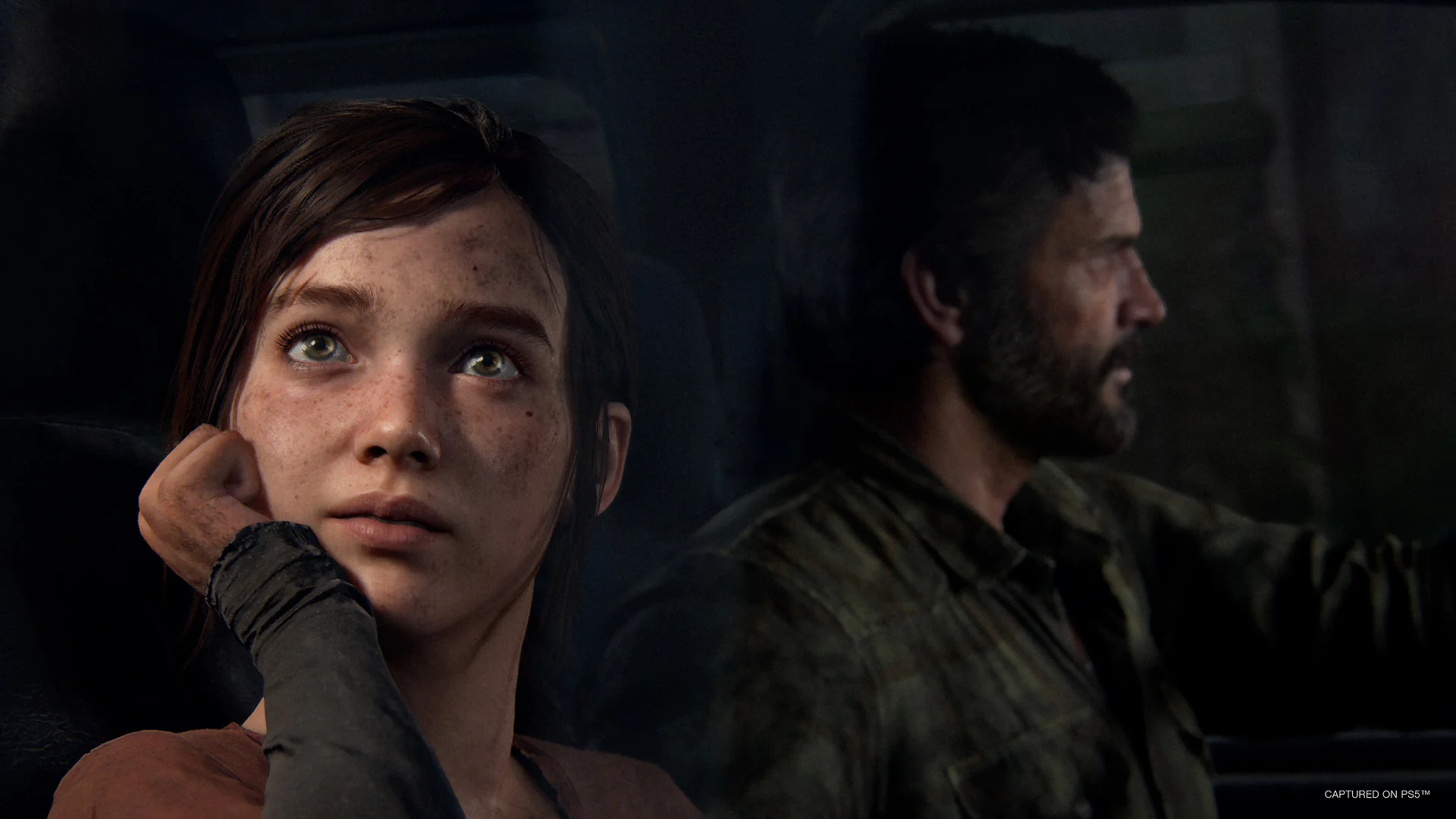 Элли и Джоэл едут в автомобиле, погруженные в мысли, сцена из игры The Last of Us Part I.