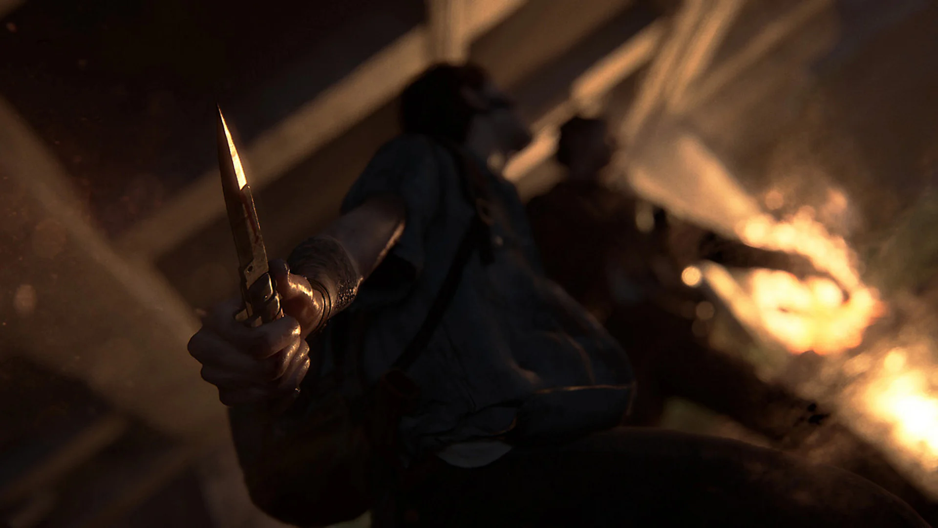 Элли из The Last of Us Part II держит нож, готовясь к бою в темном помещении