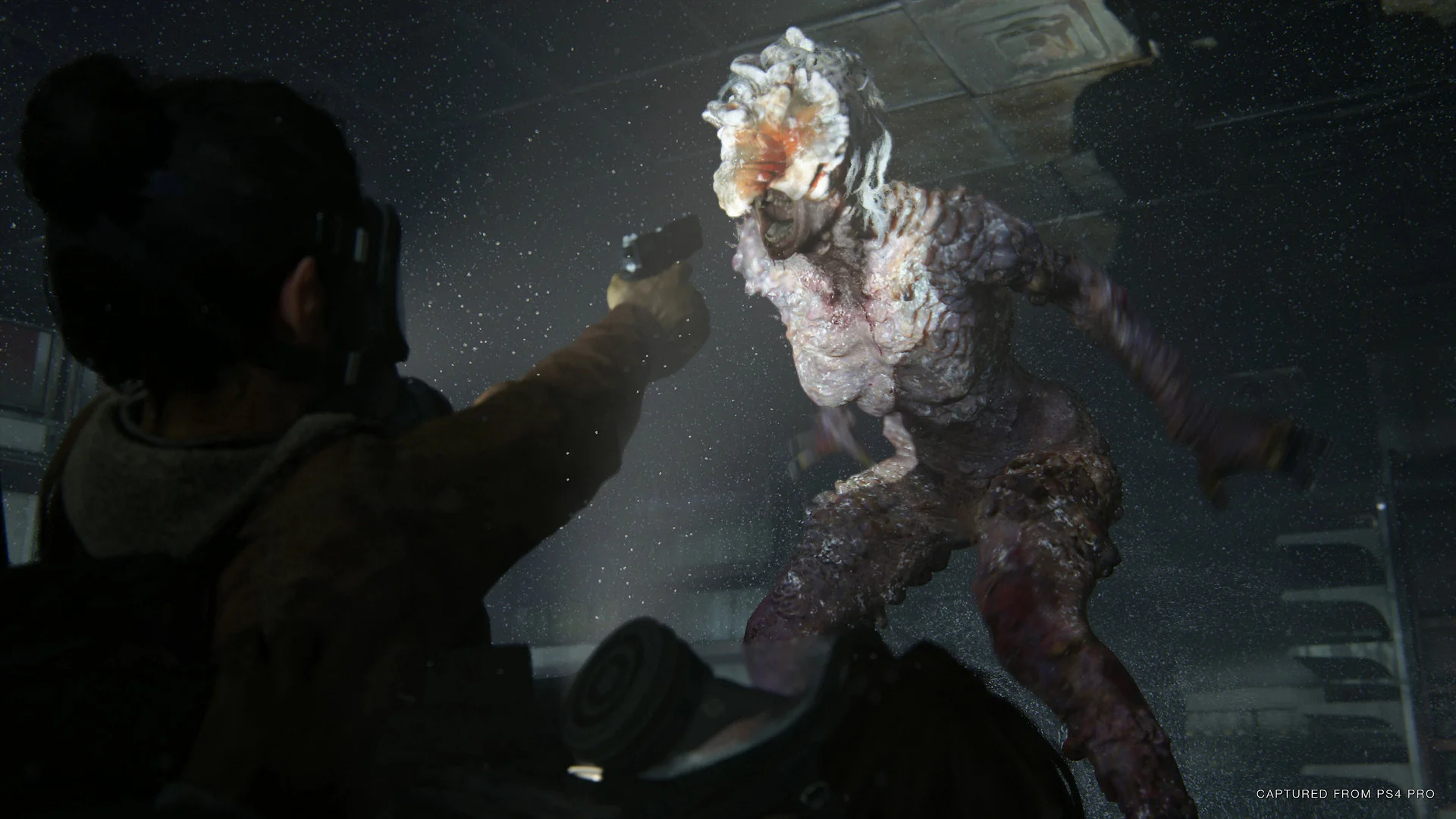 Главная героиня The Last of Us Part II сталкивается с зараженным врагом в темном помещении
