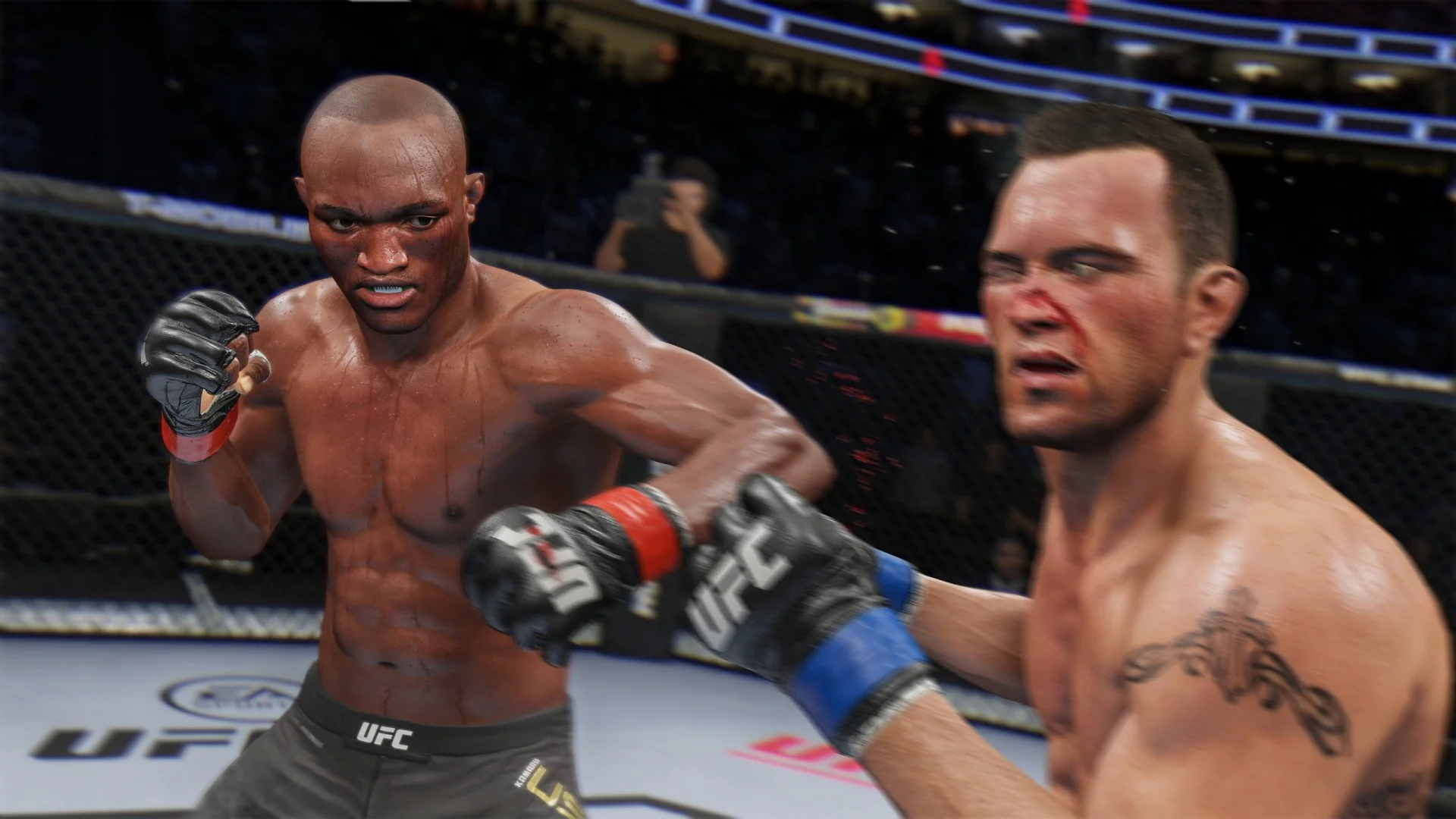 Два бойца обмениваются ударами в октагоне в игре UFC 4.