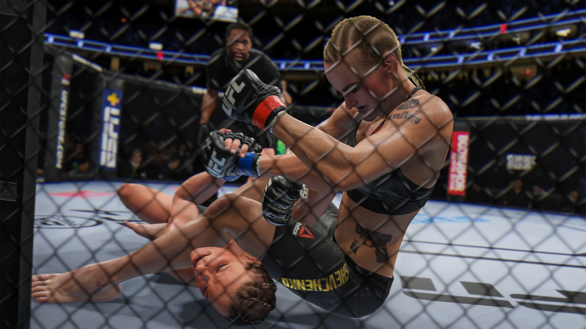 Боец UFC выполняет захват и наносит удары на земле в октагоне в игре UFC 4.
