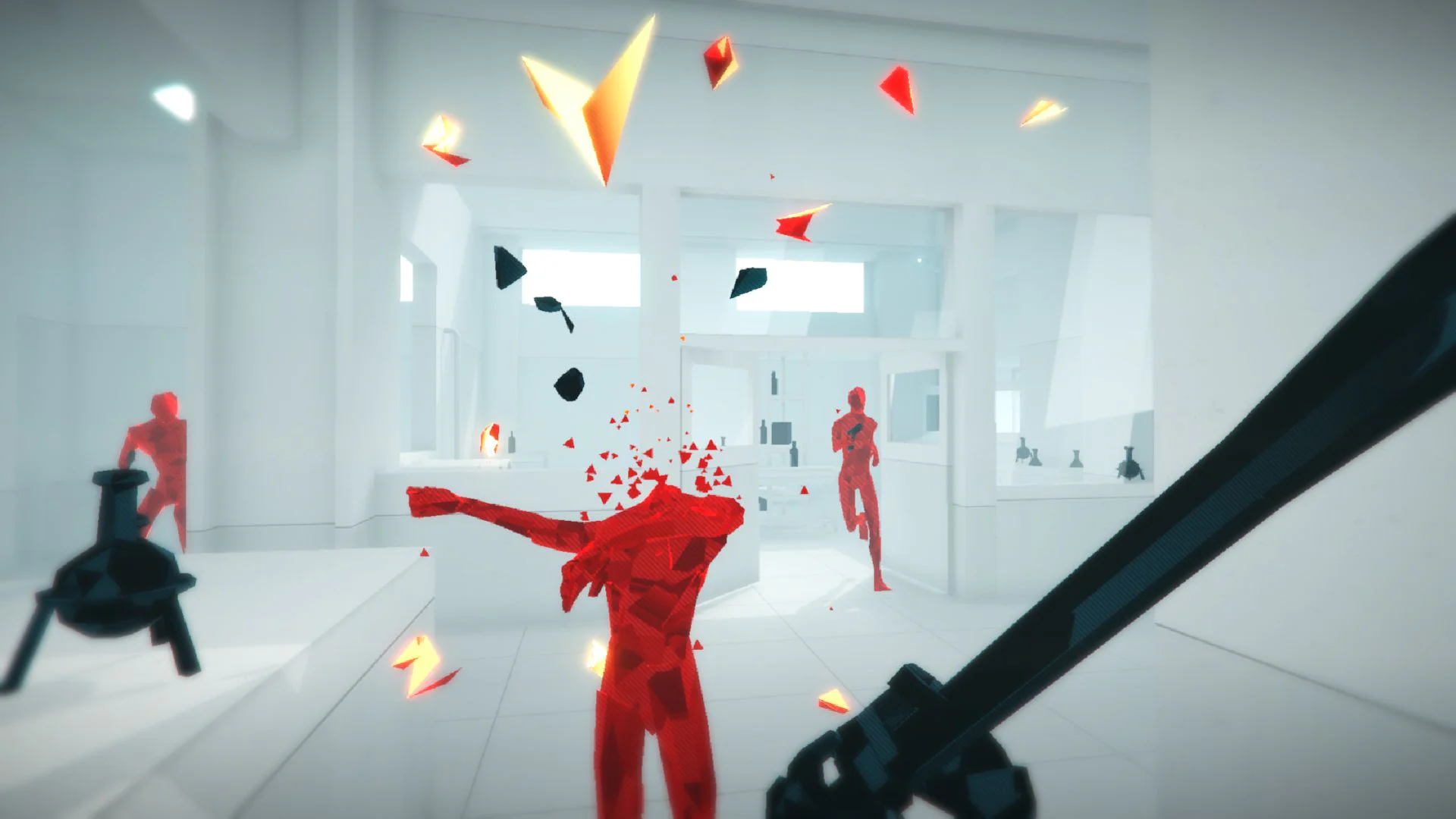 Игровая сцена из SUPERHOT, полигональные красные враги, игрок с оружием