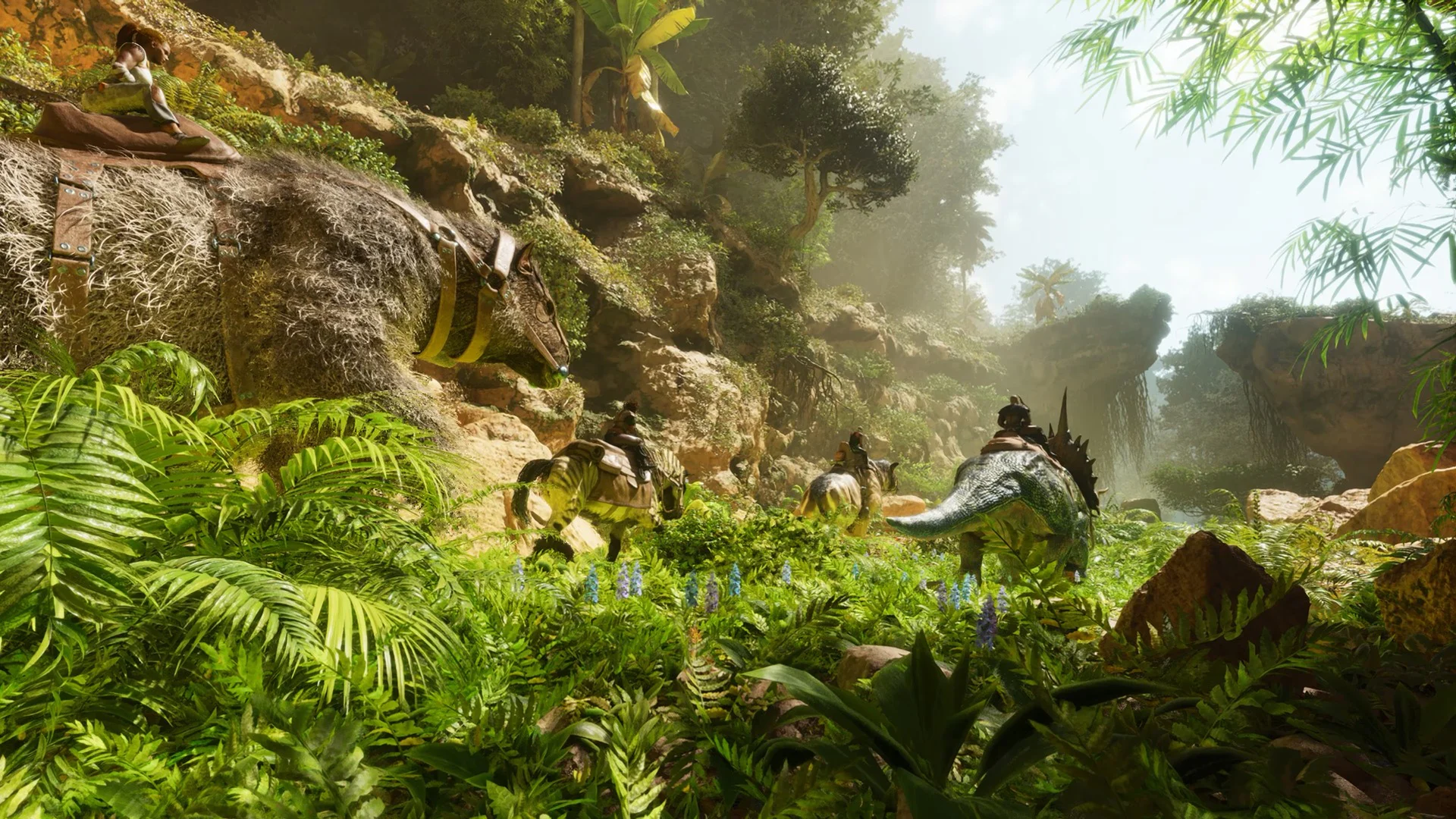 Группа выживших верхом на динозаврах в густых джунглях в игре "ARK: Survival Ascended".