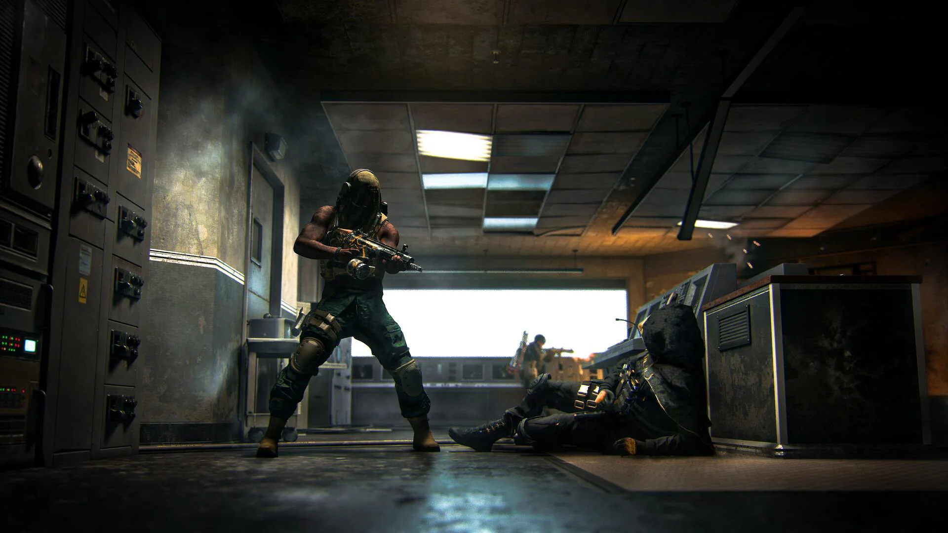 Вооруженный солдат в маске стоит над поверженным противником в игре Call of Duty Modern Warfare 3.