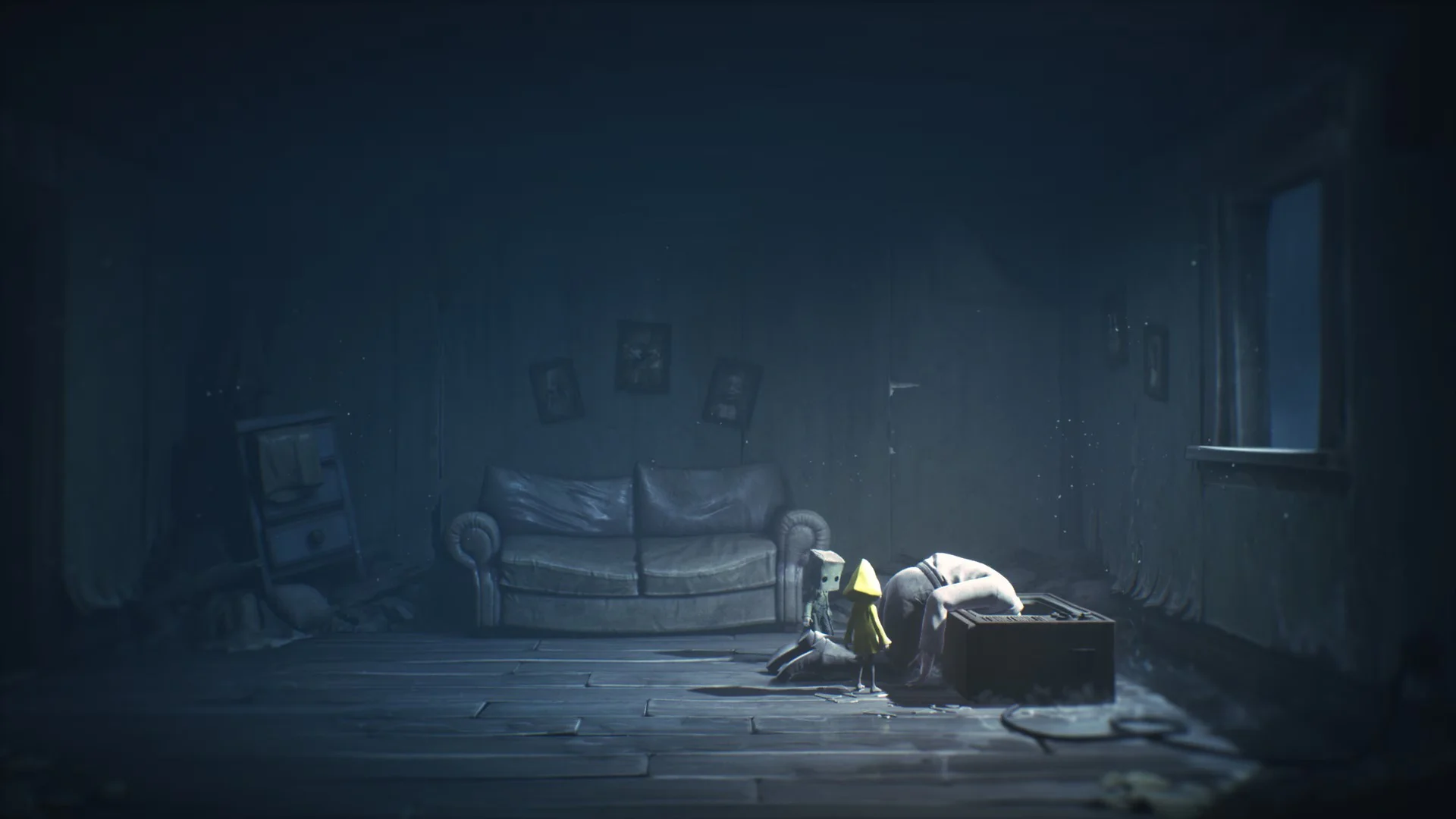 Персонажи из игры Little Nightmares 2 в мрачной комнате