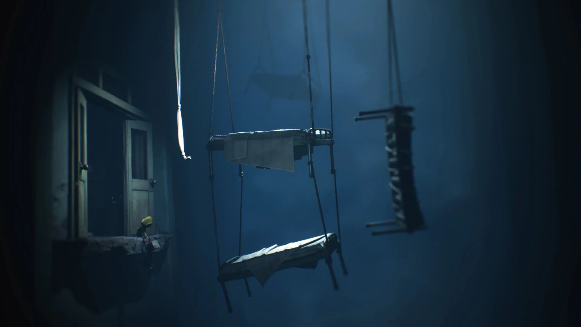 Подвешенные койки и персонаж из игры Little Nightmares 2