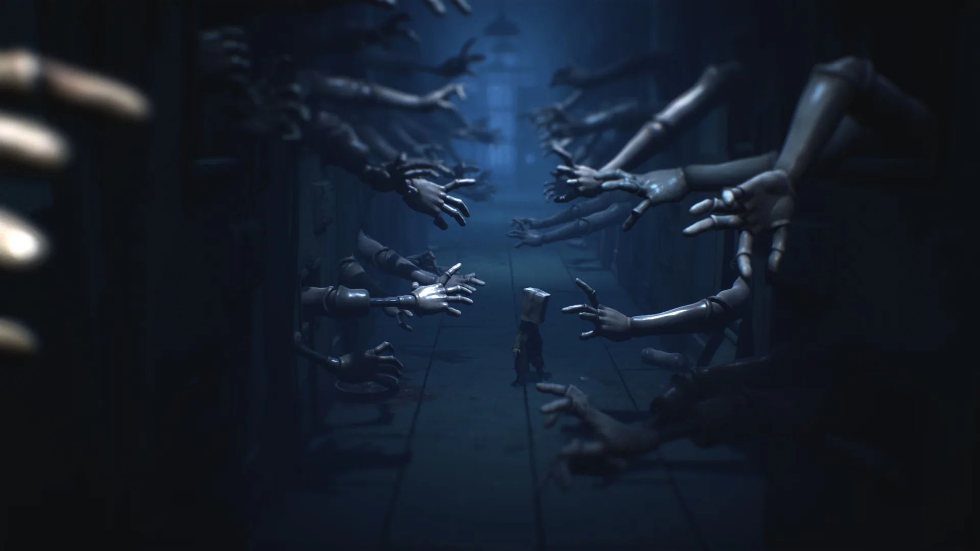 Темный коридор с манекенами и персонаж из игры Little Nightmares 2