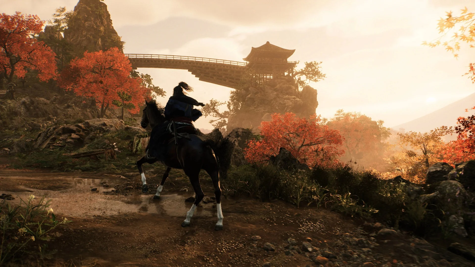 Самурай на лошади едет через живописный осенний пейзаж в игре Rise of the Ronin.