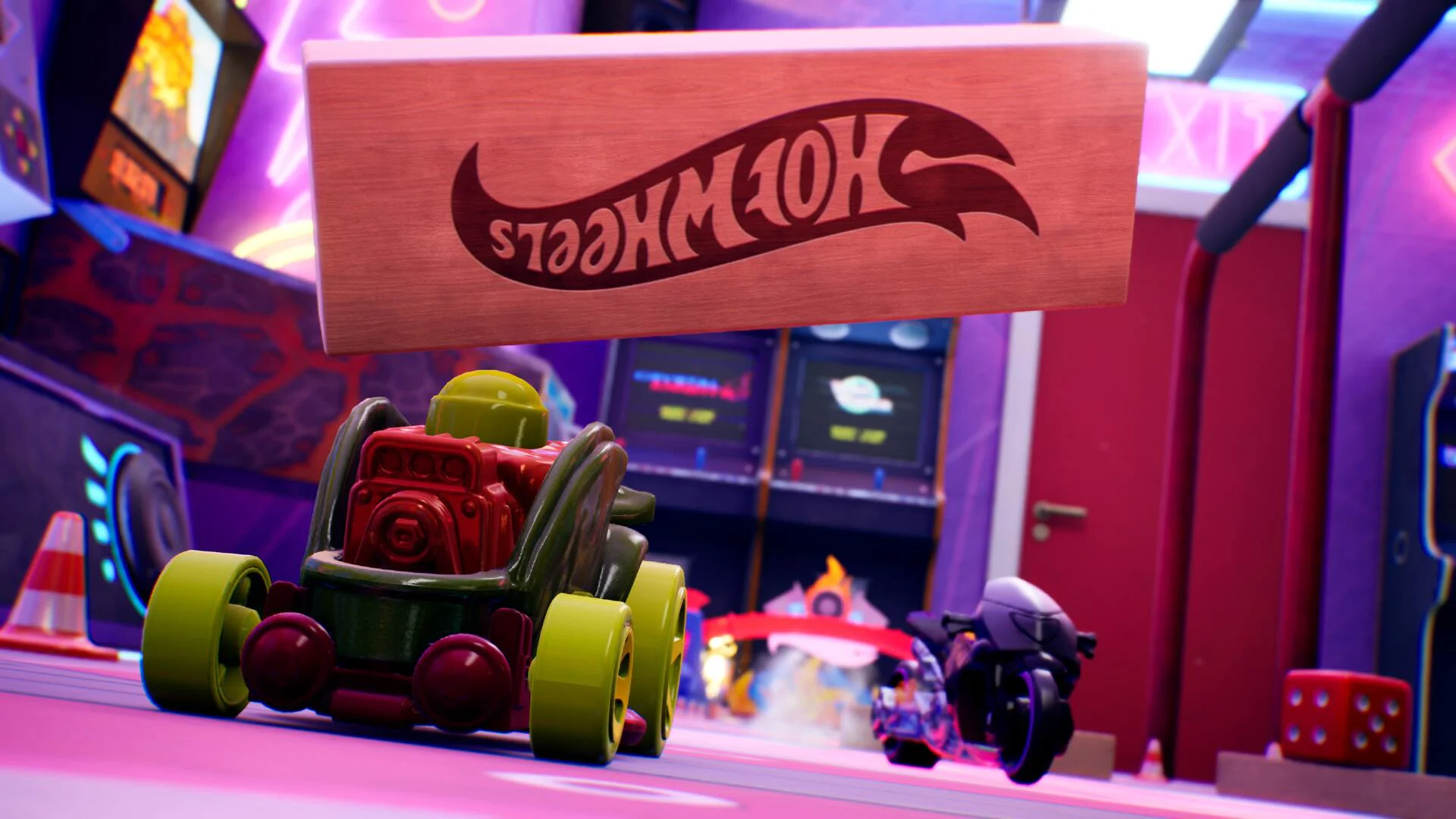 Гоночные автомобили под деревянным логотипом Hot Wheels в аркадном центре
