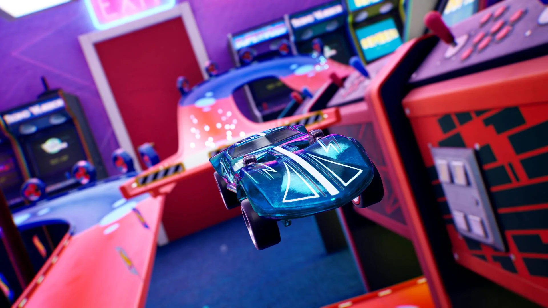 Синий автомобиль Hot Wheels на яркой трассе в аркадном центре