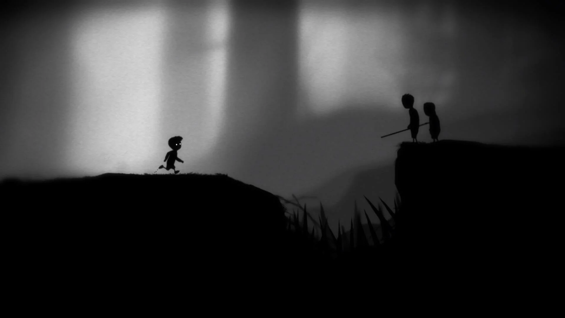 Мальчик бежит к двум фигурам на краю обрыва в игре Limbo