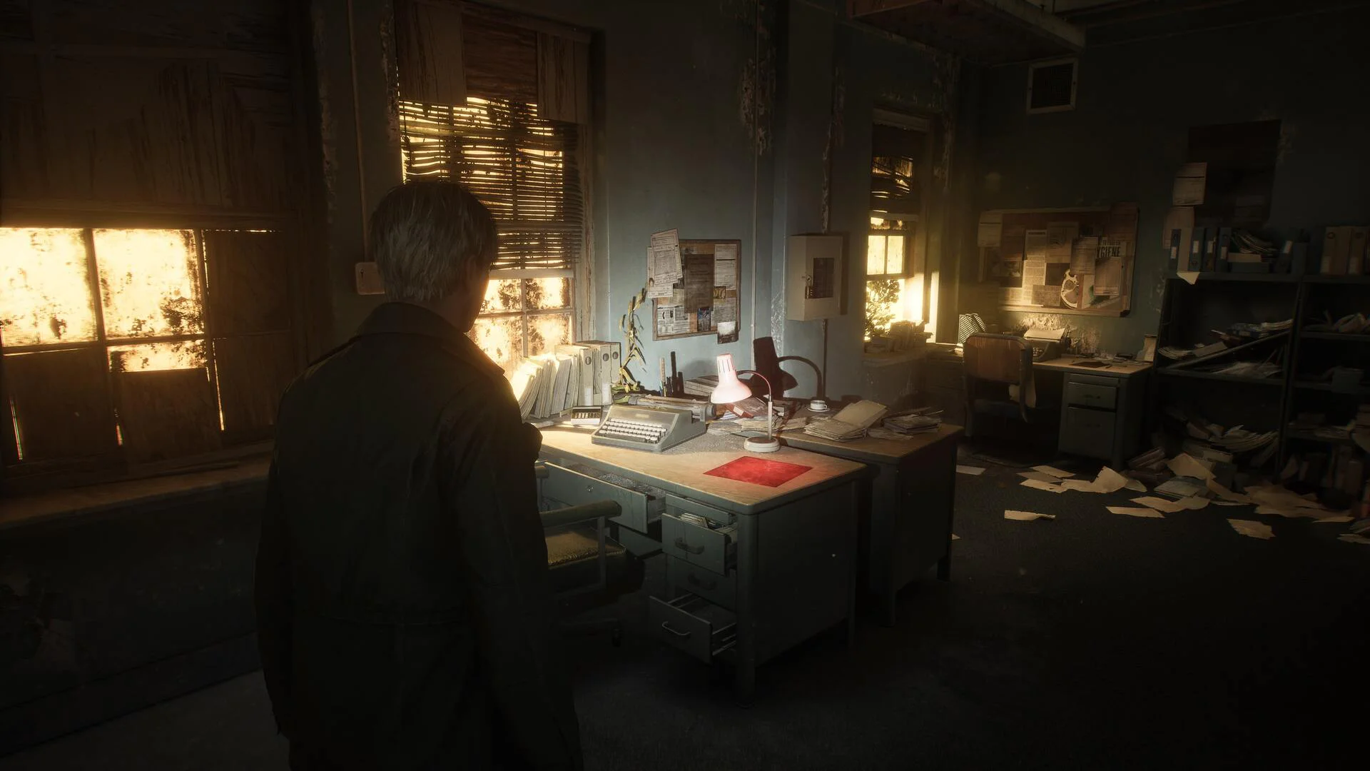Джеймс Сандерленд в заброшенном офисе Silent Hill 2