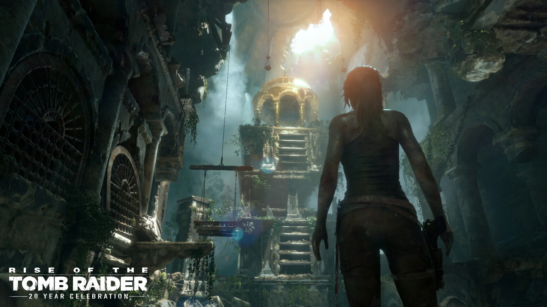 Лара Крофт в древнем храме, освещенном светом, в Rise of the Tomb Raider: 20 Year Celebration.