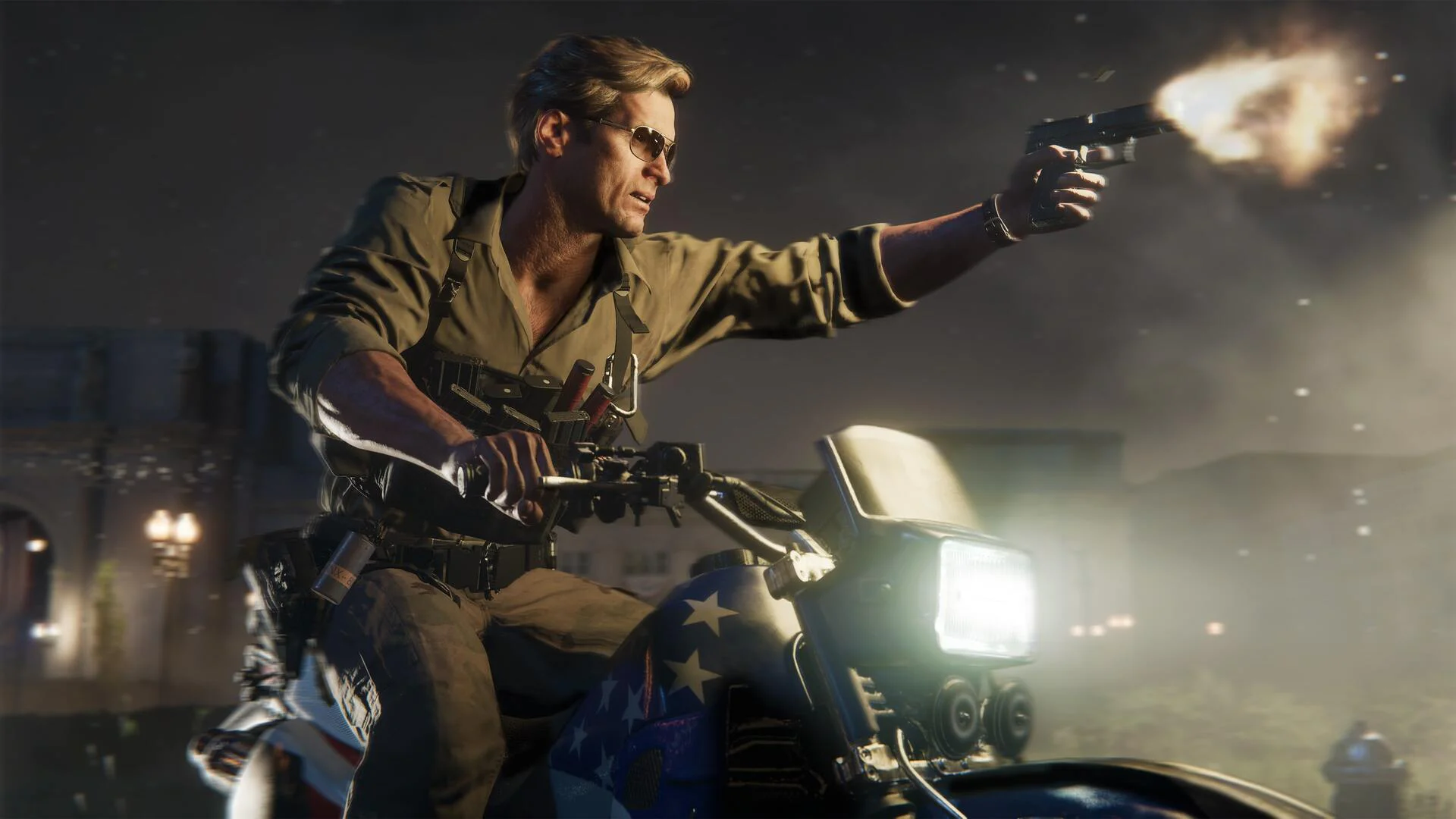 Оперативник на мотоцикле ведёт огонь из пистолета в динамичной сцене Call of Duty: Black Ops 6.