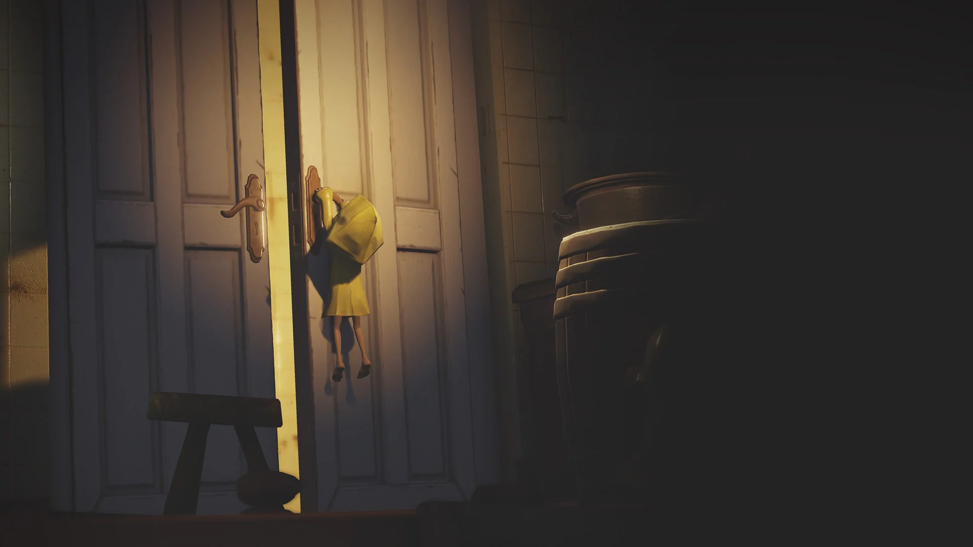 Сикс пытается открыть дверь в Little Nightmares