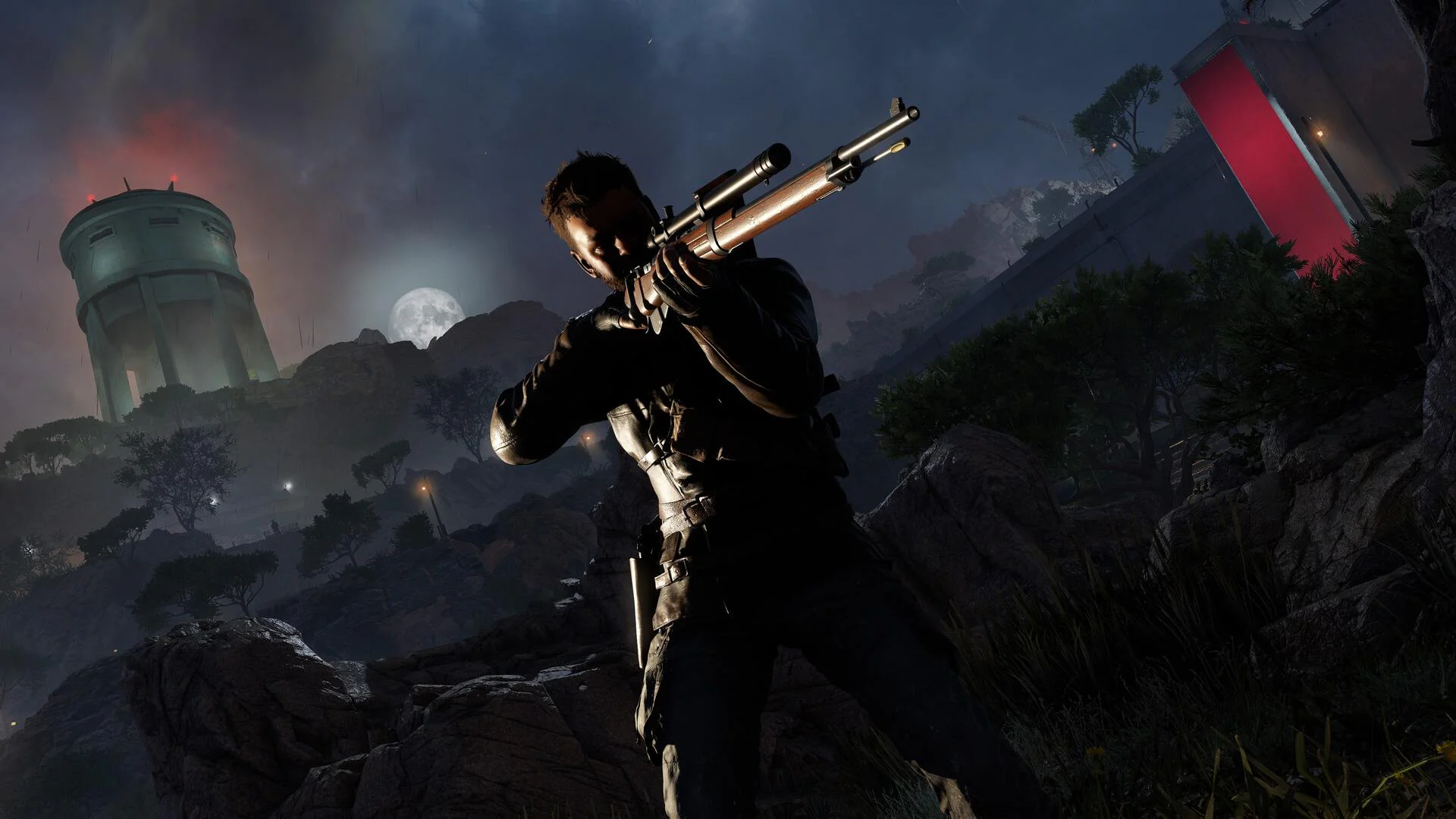 Карл Фейрберн прицеливается в темноте на фоне луны и вражеской базы в Sniper Elite: Resistance.