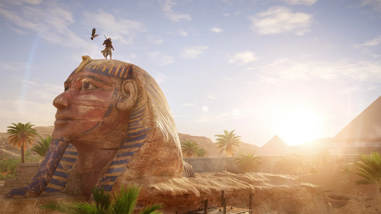 Баек стоит на голове древнего сфинкса, наблюдая за Египтом в Assassin's Creed Origins.