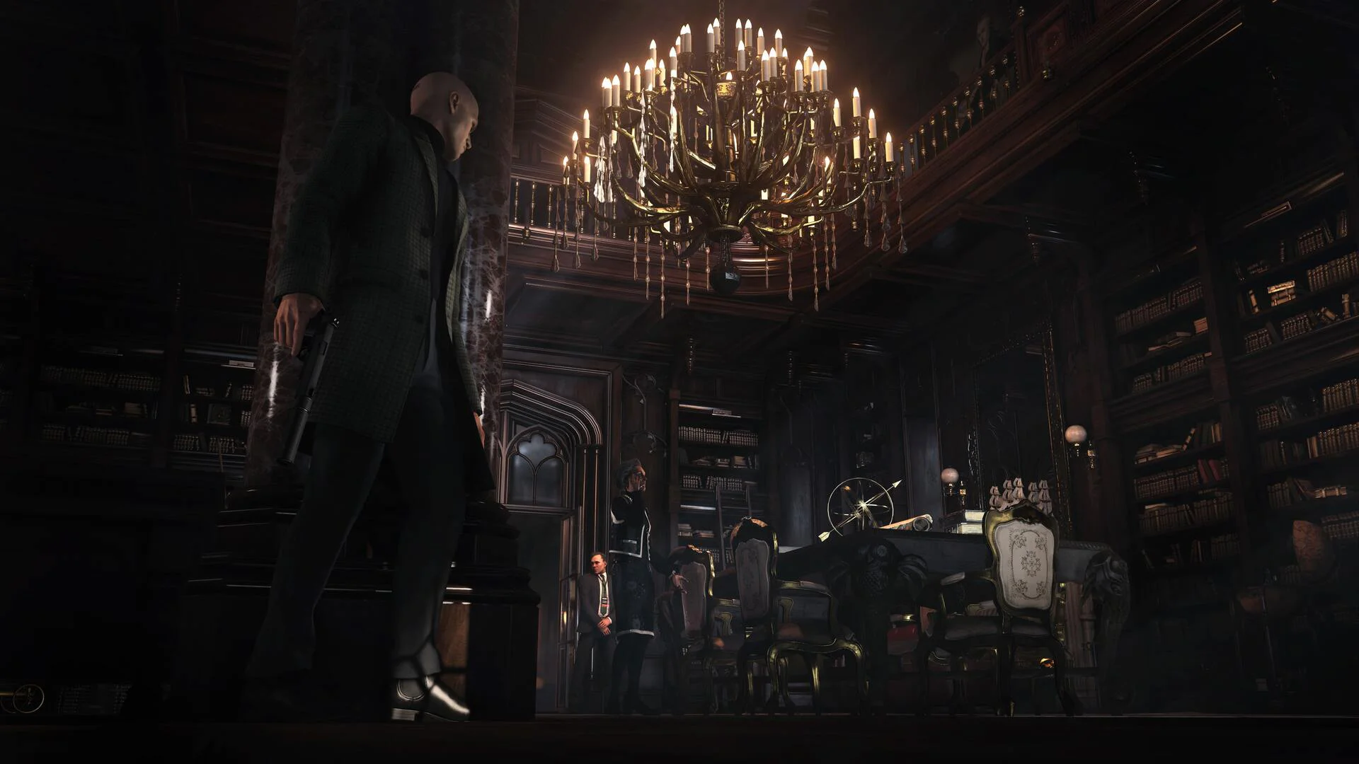 Агент 47 незаметно передвигается по тёмной библиотеке в Hitman World of Assassination
